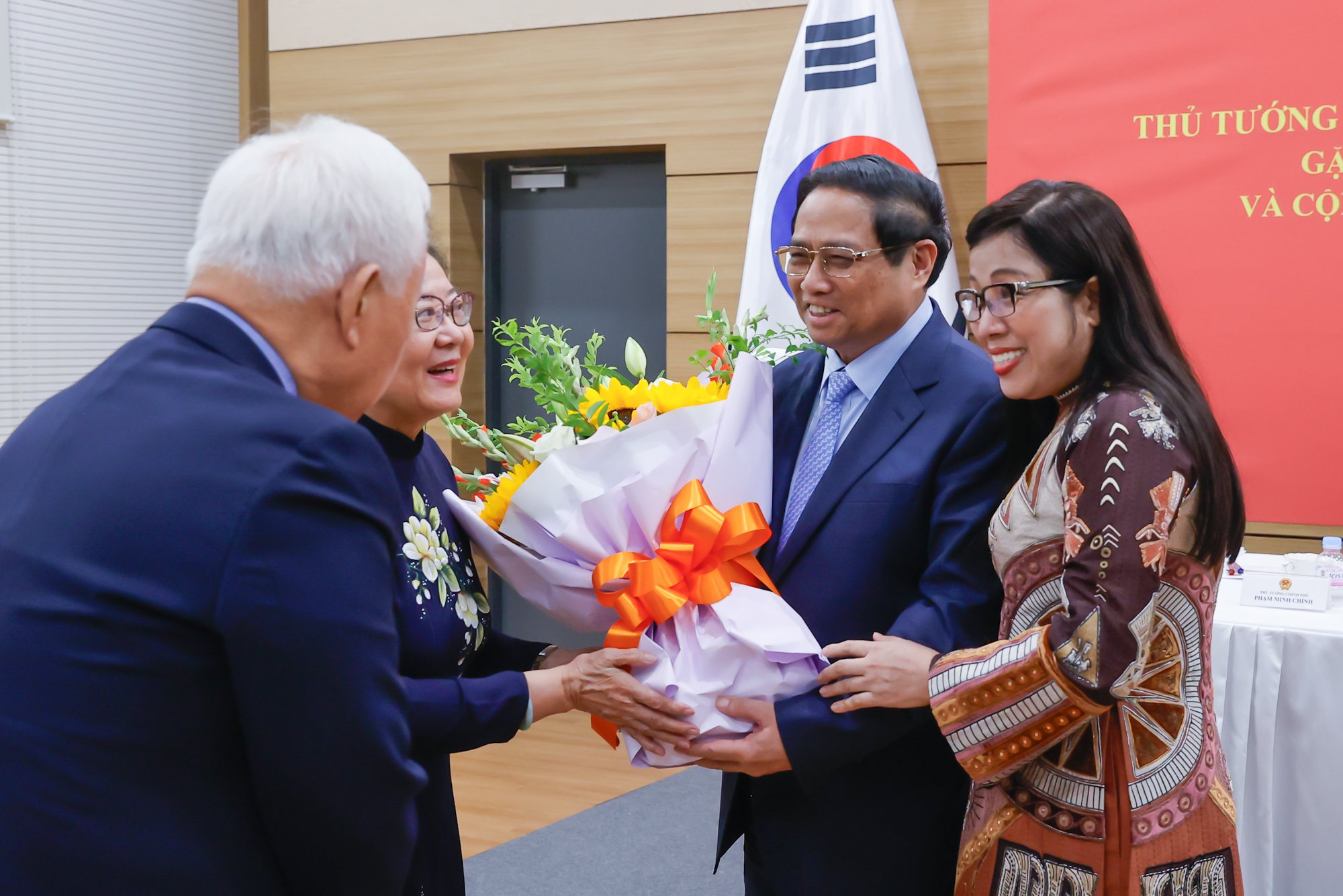 Bà con kiều bào tặng hoa Thủ tướng và Phu nhân - Ảnh: VGP/Nhật Bắc