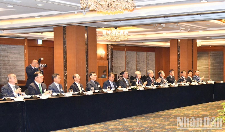 Lãnh đạo các tập đoàn, doanh nghiệp lớn của Hàn Quốc tham dự tọa đàm với Thủ tướng Phạm Minh Chính.