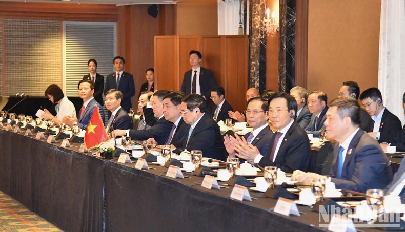 Thủ tướng Phạm Minh Chính và lãnh đạo các bộ, ngành Việt Nam tham dự tọa đàm.