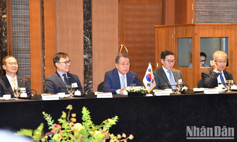 Cựu Thủ tướng Hàn Quốc Han Seung-soo phát biểu ý kiến tại tọa đàm.