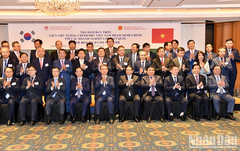 Thủ tướng Phạm Minh Chính chụp ảnh lưu niệm với các tập đoàn, doanh nghiệp lớn của Hàn Quốc tại tọa đàm.