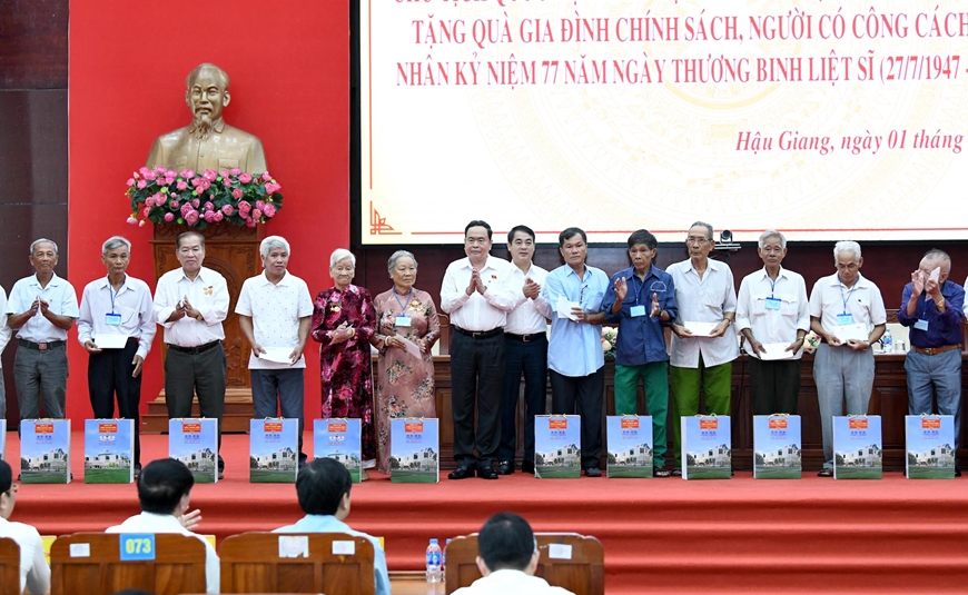 Chủ tịch Quốc hội Trần Thanh Mẫn trao quà tặng cho các Mẹ Việt Nam Anh hùng, gia đình chính sách, người có công với cách mạng trên địa bàn tỉnh Hậu Giang - Ảnh: QĐND