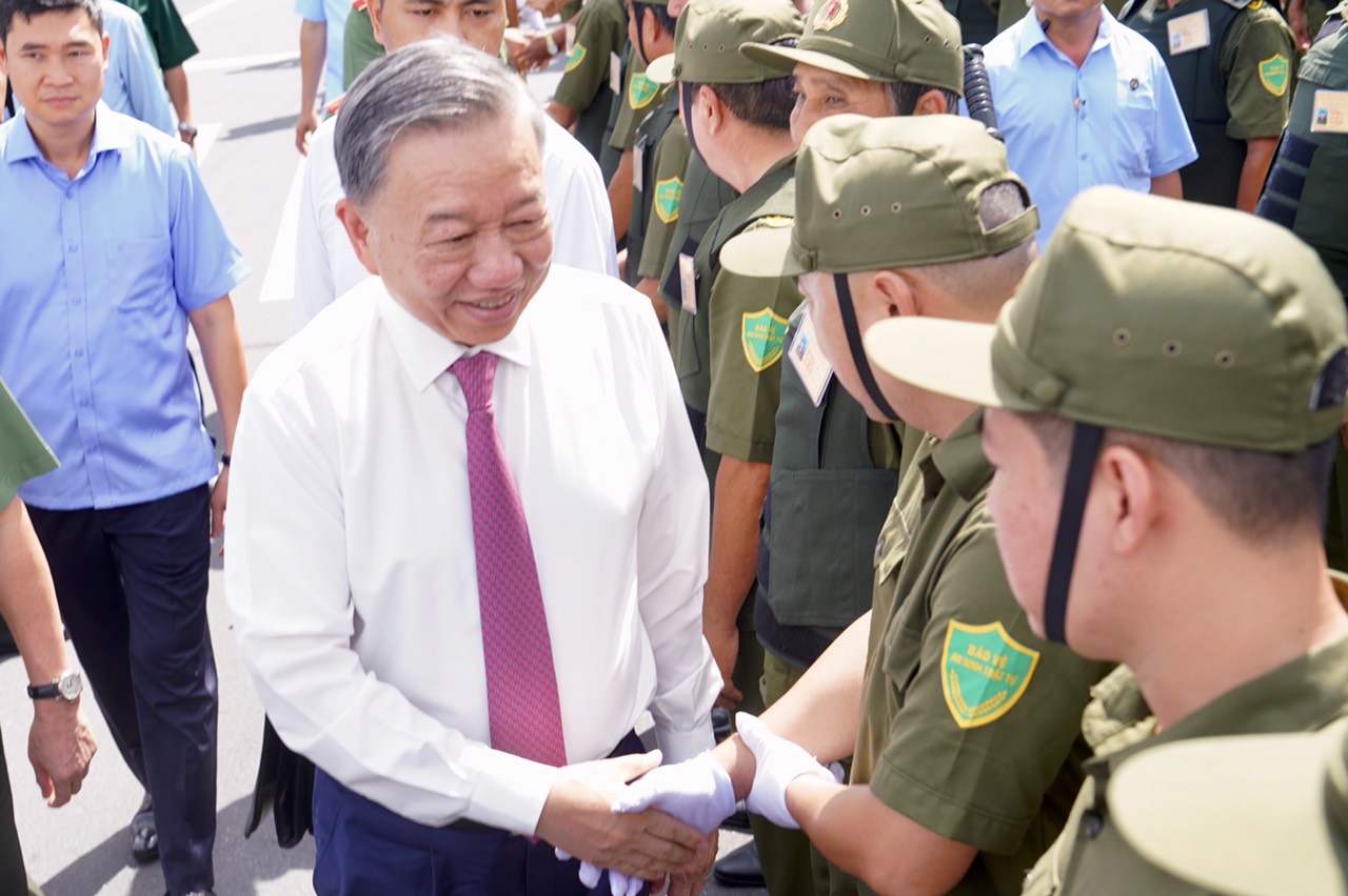 Chủ tịch nước động viên lực lượng tham gia bảo vệ ANTT ở cơ sở tại TPHCM - Ảnh: VGP/Vũ Phong