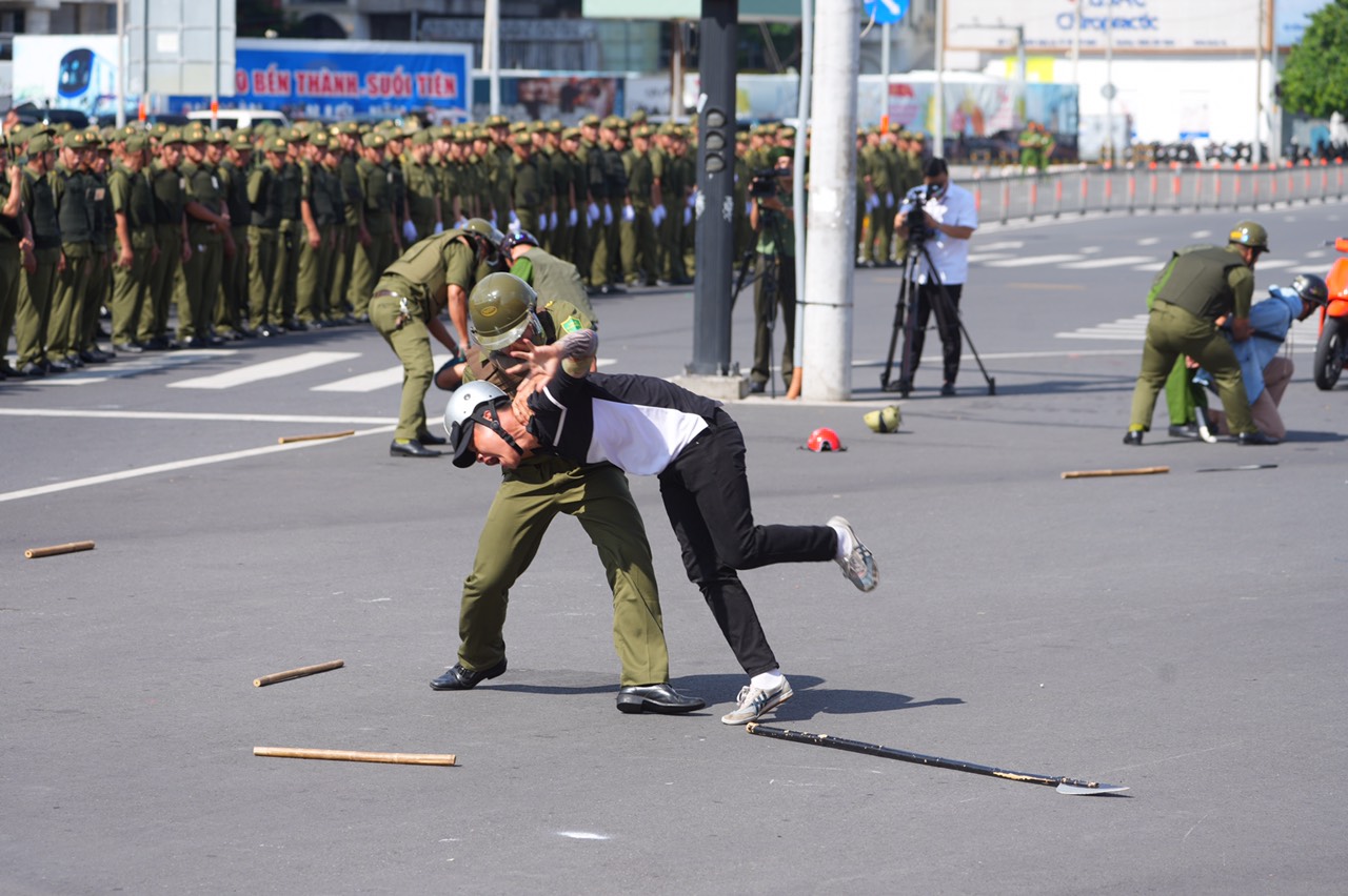 Diễn tập tình huống trấn áp tội phạm tại buổi lễ - Ảnh: VGP/Vũ Phong