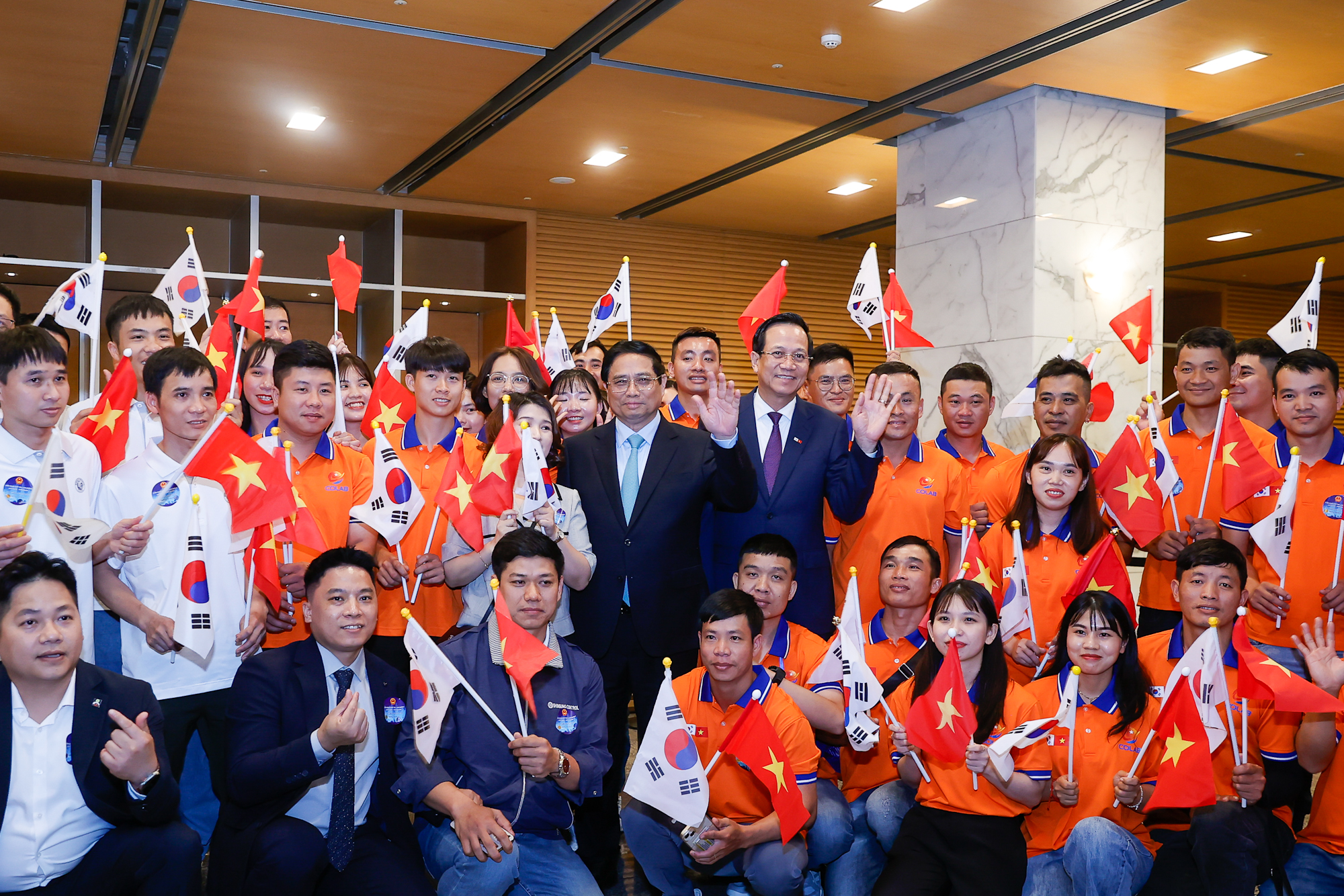 Thủ tướng Phạm Minh Chính, Bộ trưởng Bộ LĐTBXH Đào Ngọc Dung cùng người lao động Việt Nam tại Hàn Quốc - Ảnh: VGP/Nhật Bắc