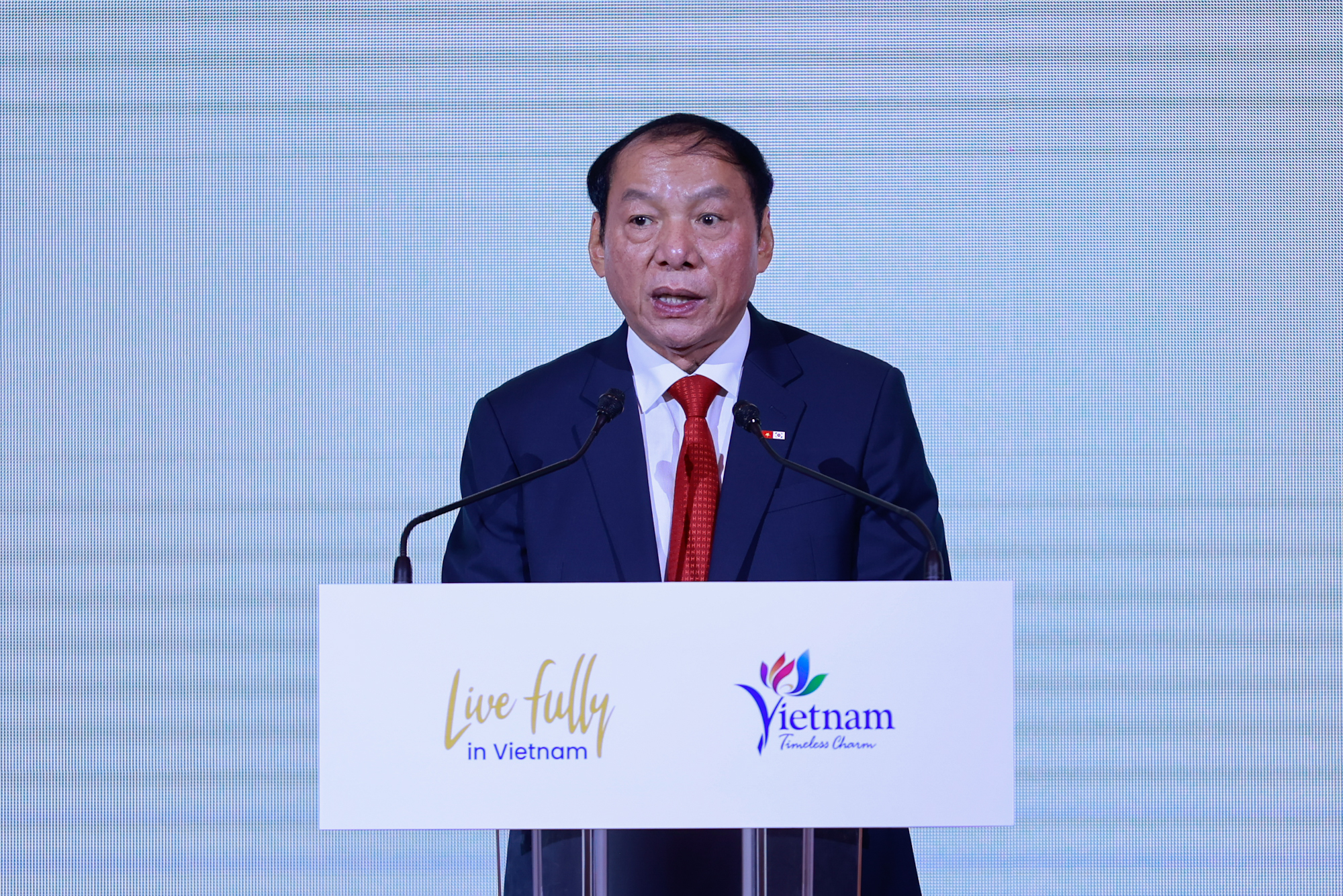 Bộ trưởng Bộ Văn hóa, Thể thao và Du lịch Nguyễn Văn Hùng phát biểu tại Diễn đàn - Ảnh: VGP/Nhật Bắc