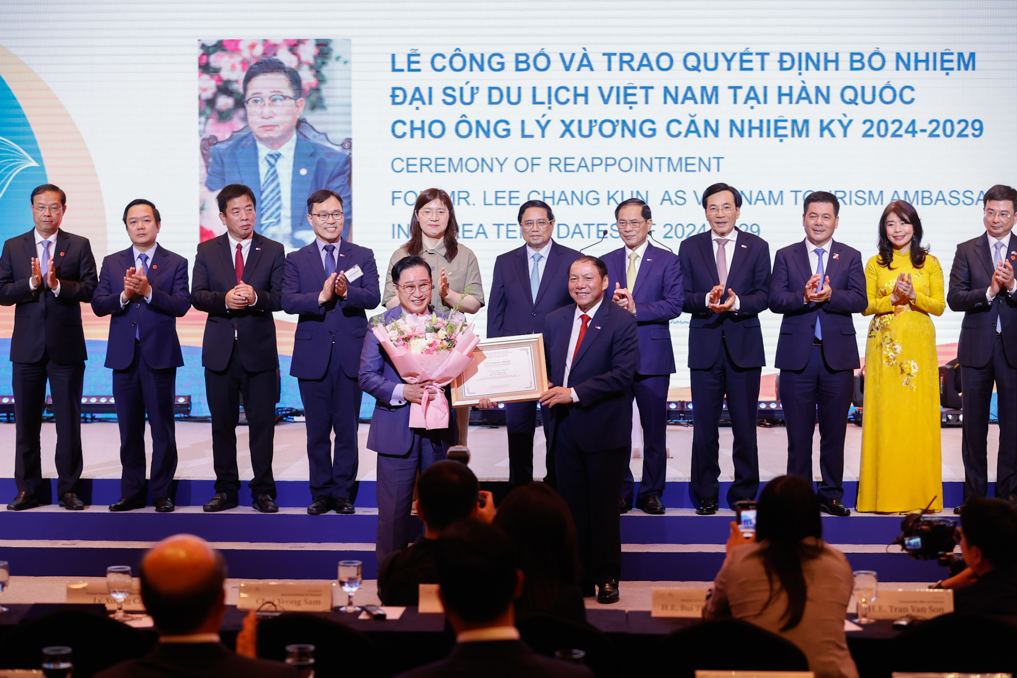 Lễ công bố và trao Quyết định bổ nhiệm Đại sứ Du lịch Việt Nam tại Hàn Quốc cho ông Lý Xương Căn nhiệm kỳ 2024-2029 - Ảnh: VGP/Nhật Bắc