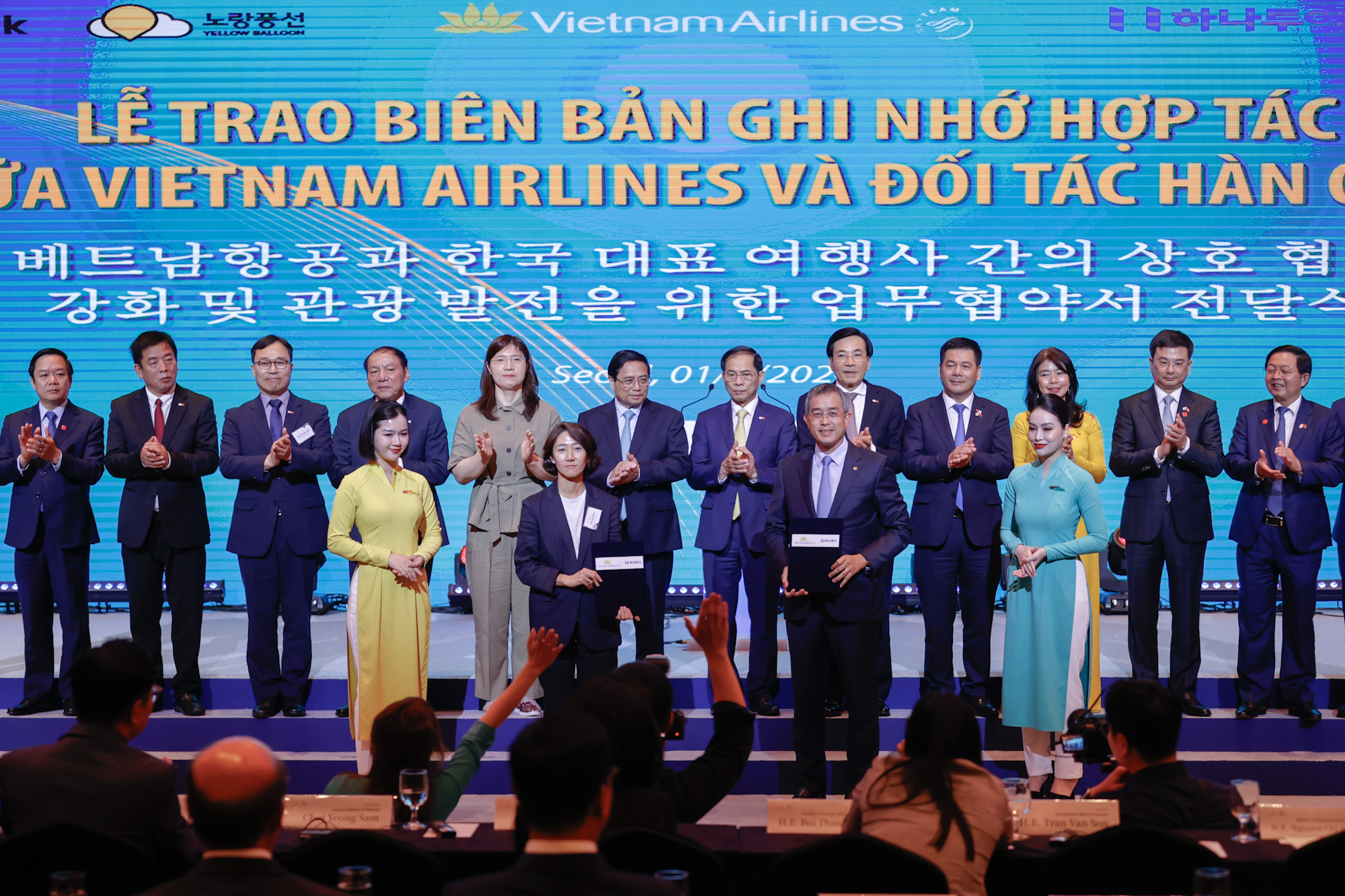 Thủ tướng chứng kiến Lễ trao Biên bản ghi nhớ hợp tác giữa Vietnam Airlines và đối tác Hàn Quốc - Ảnh: VGP/Nhật Bắc