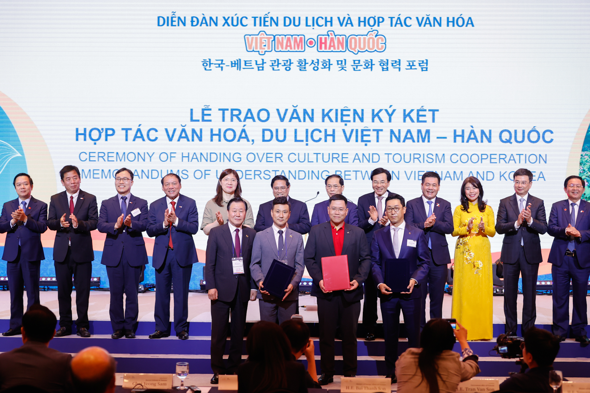 Lễ trao văn kiện ký kết hợp tác văn hóa, du lịch Việt Nam - Hàn Quốc - Ảnh: VGP/Nhật Bắc