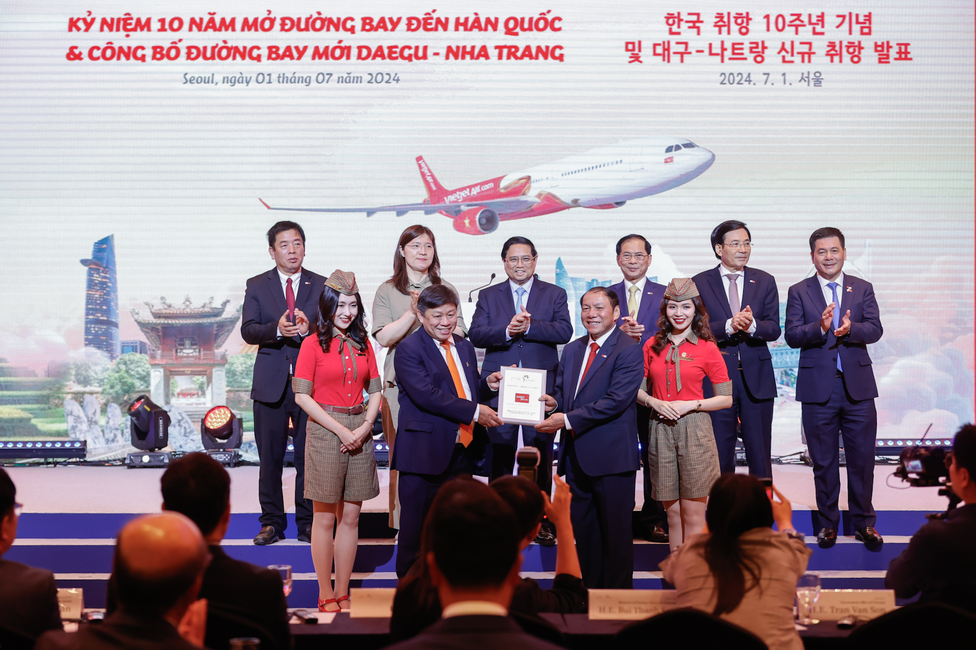 Dưới sự chứng kiến của Thủ tướng Phạm Minh Chính, Bộ trưởng Bộ VHTT&DL Nguyễn Văn Hùng trao tặng Kỷ niệm chương chúc mừng cho hành trình 10 năm kết nối giữa Việt Nam - Hàn Quốc của Vietjet - Ảnh: VGP/Nhật Bắc