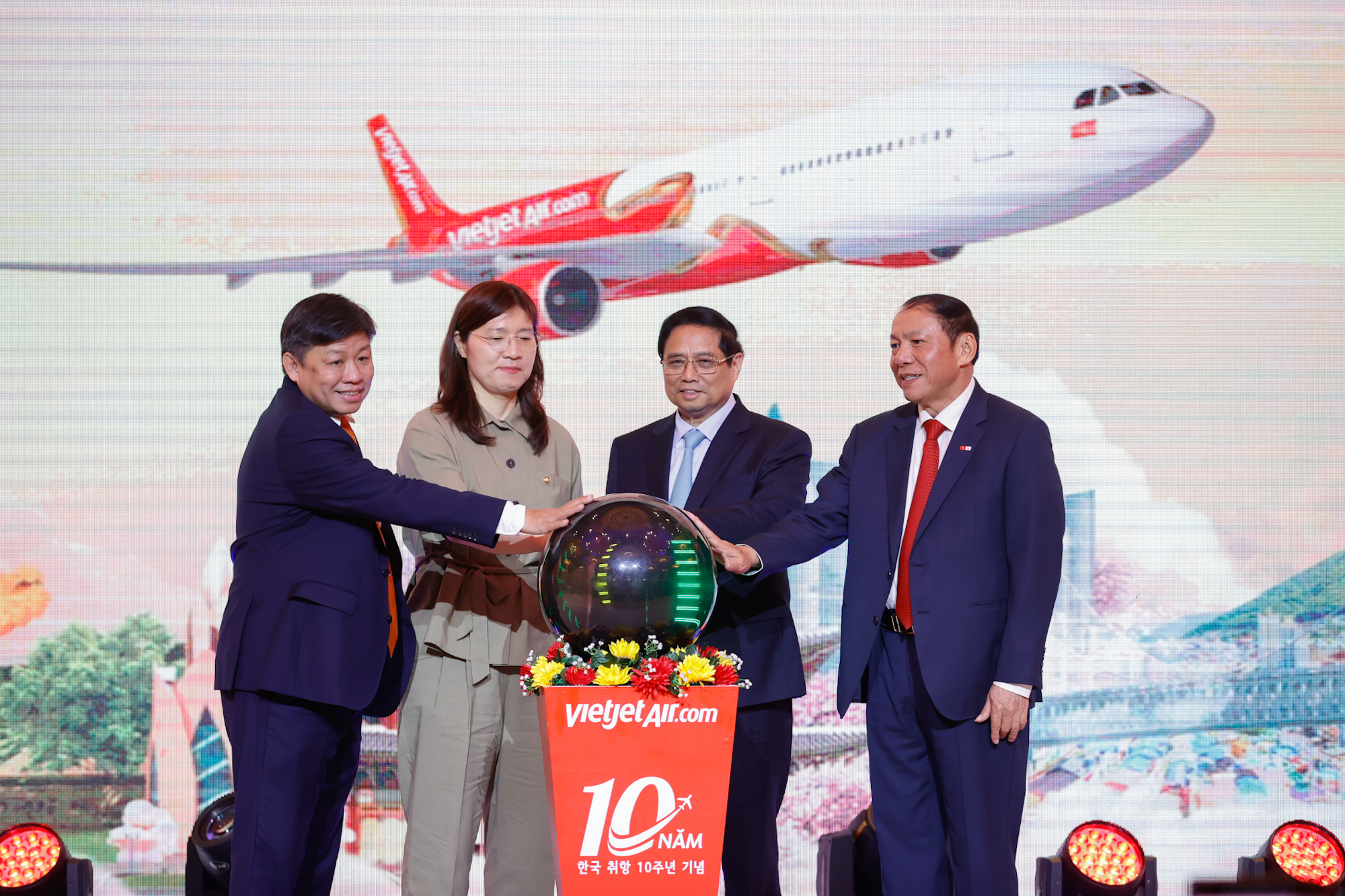 Thủ tướng cùng các đại biểu thực hiện nghi thức công bố mở đường bay mới Daegu-Nha Trang của Hãng hàng không Vietjet - Ảnh: VGP/Nhật Bắc