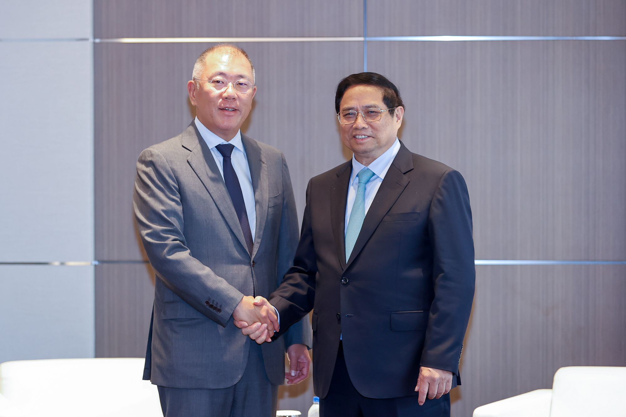 Thủ tướng Phạm Minh Chính và ông Euisun Chung, Chủ tịch điều hành Tập đoàn Hyundai Motor Group - Ảnh: VGP/Nhật Bắc