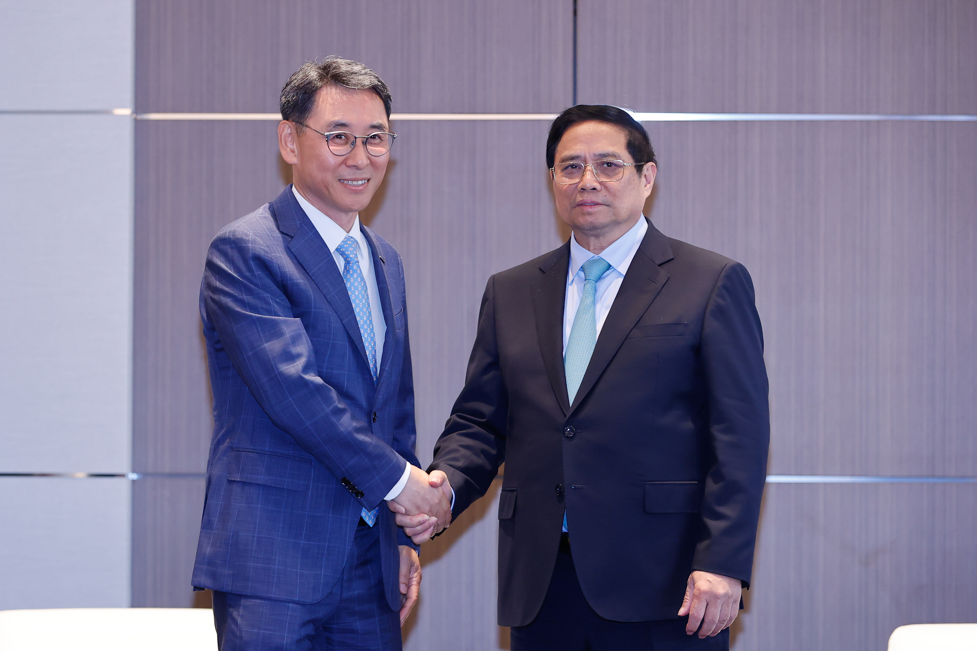 Thủ tướng Phạm Minh Chính và ông Yeonin Jung, Phó Chủ tịch, Tổng Giám đốc điều hành Tập đoàn Doosan Enerbility - Ảnh: VGP/Nhật Bắc
