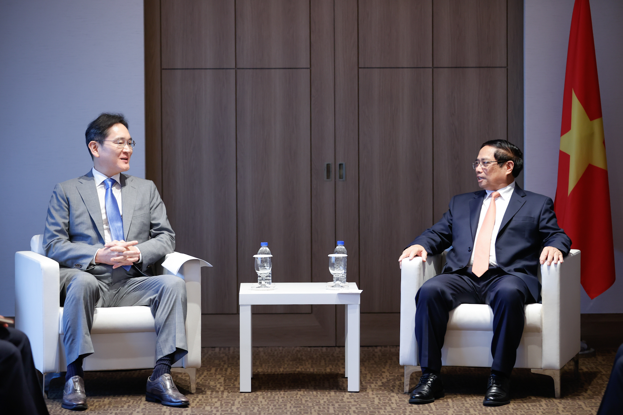 Thủ tướng mong muốn Samsung tiếp tục mở rộng đầu tư, mở rộng thị trường đa dạng hóa chuỗi cung ứng, chuỗi liên kết, coi Việt Nam là cứ điểm sản xuất chiến lược... - Ảnh: VGP/Nhật Bắc