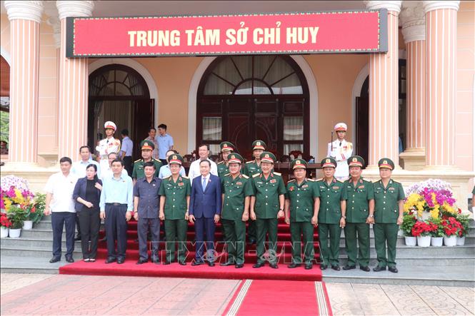 Chủ tịch Quốc hội Trần Thanh Mẫn và đại biểu cùng lãnh đạo Bộ Tư lệnh Quân khu 9