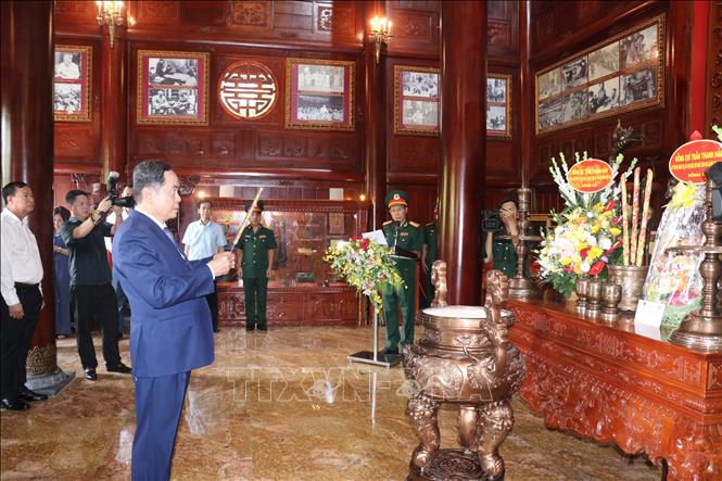 Chủ tịch Quốc hội Trần Thanh Mẫn dâng hương tưởng niệm Bác Hồ tại trụ sở Bộ Tư lệnh Quân khu 9