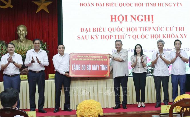 Chủ tịch nước Tô Lâm tặng 50 bộ máy tính cho học sinh thành phố Hưng Yên