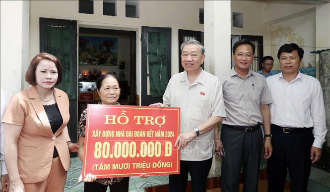 Chủ tịch nước Tô Lâm tặng nhà Đại đoàn kết cho gia đình bà Phạm Thị Cậy, là hộ nghèo thuộc phường Quang Trung, thành phố Hưng Yên