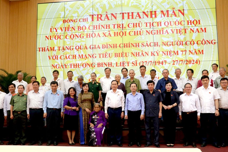 Chủ tịch Quốc hội Trần Thanh Mẫn chụp ảnh lưu niệm với các gia đình chính sách tiêu biểu và lãnh đạo thành phố Cần Thơ. (Ảnh: TTXVN)