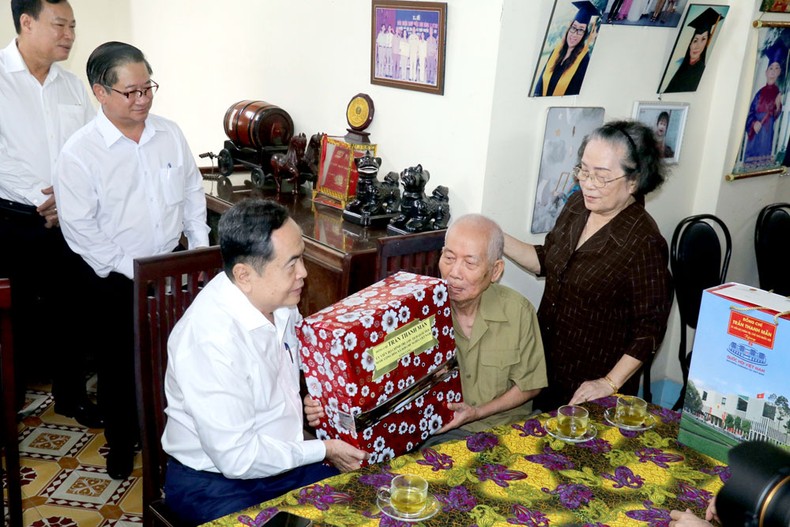 Chủ tịch Quốc hội Trần Thanh Mẫn thăm hỏi, tặng quà cho ông Phan Văn Nguyện, phường An Cư, quận Ninh Kiều, thành phố Cần Thơ. (Ảnh: TTXVN)