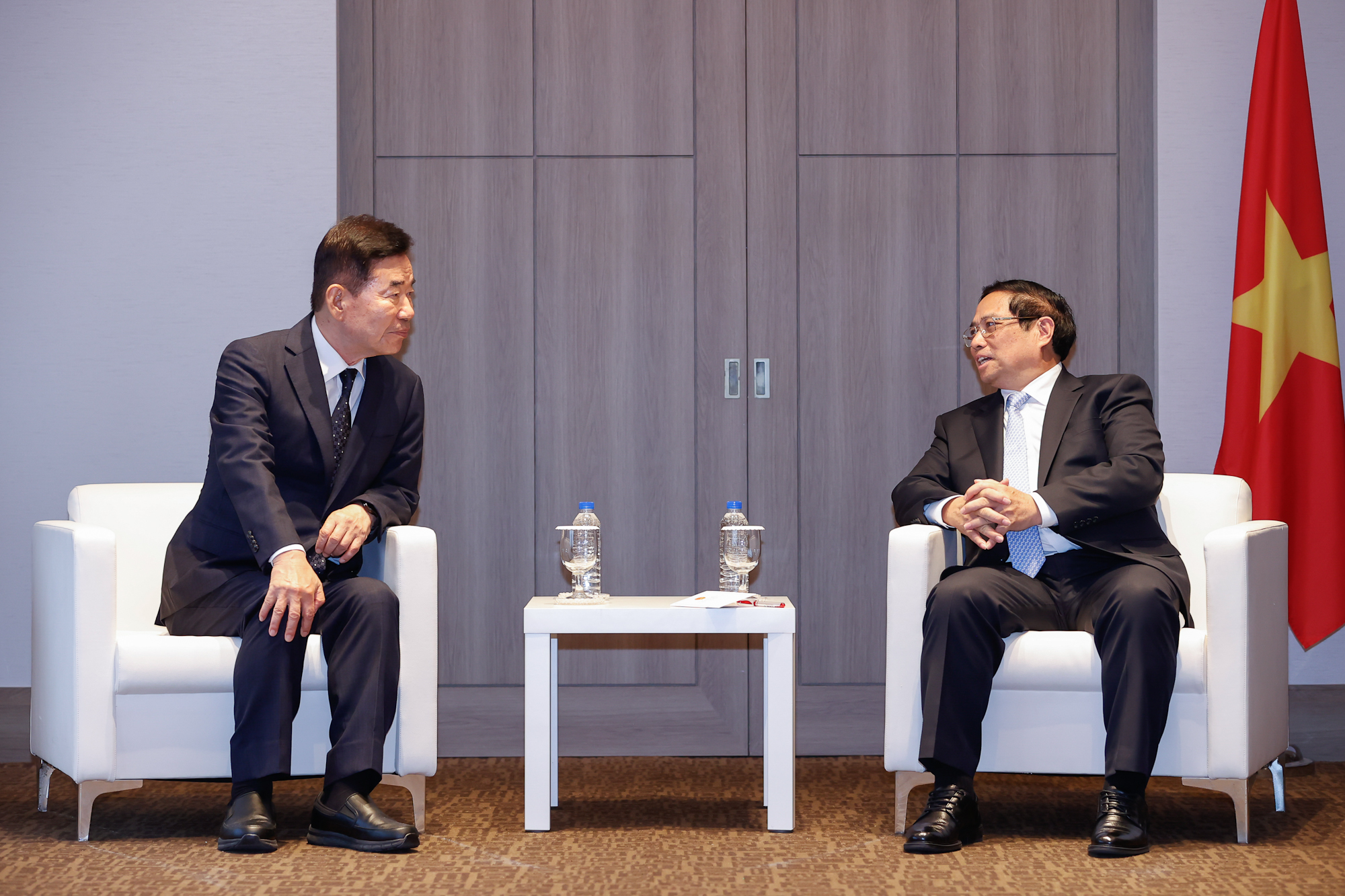 Thủ tướng Phạm Minh Chính bày tỏ trân trọng, cảm ơn những tình cảm dành cho Việt Nam và đóng góp quan trọng của ông Kim Jin Pyo cho quan hệ hai nước trên các cương vị công tác - Ảnh: VGP/Nhật Bắc