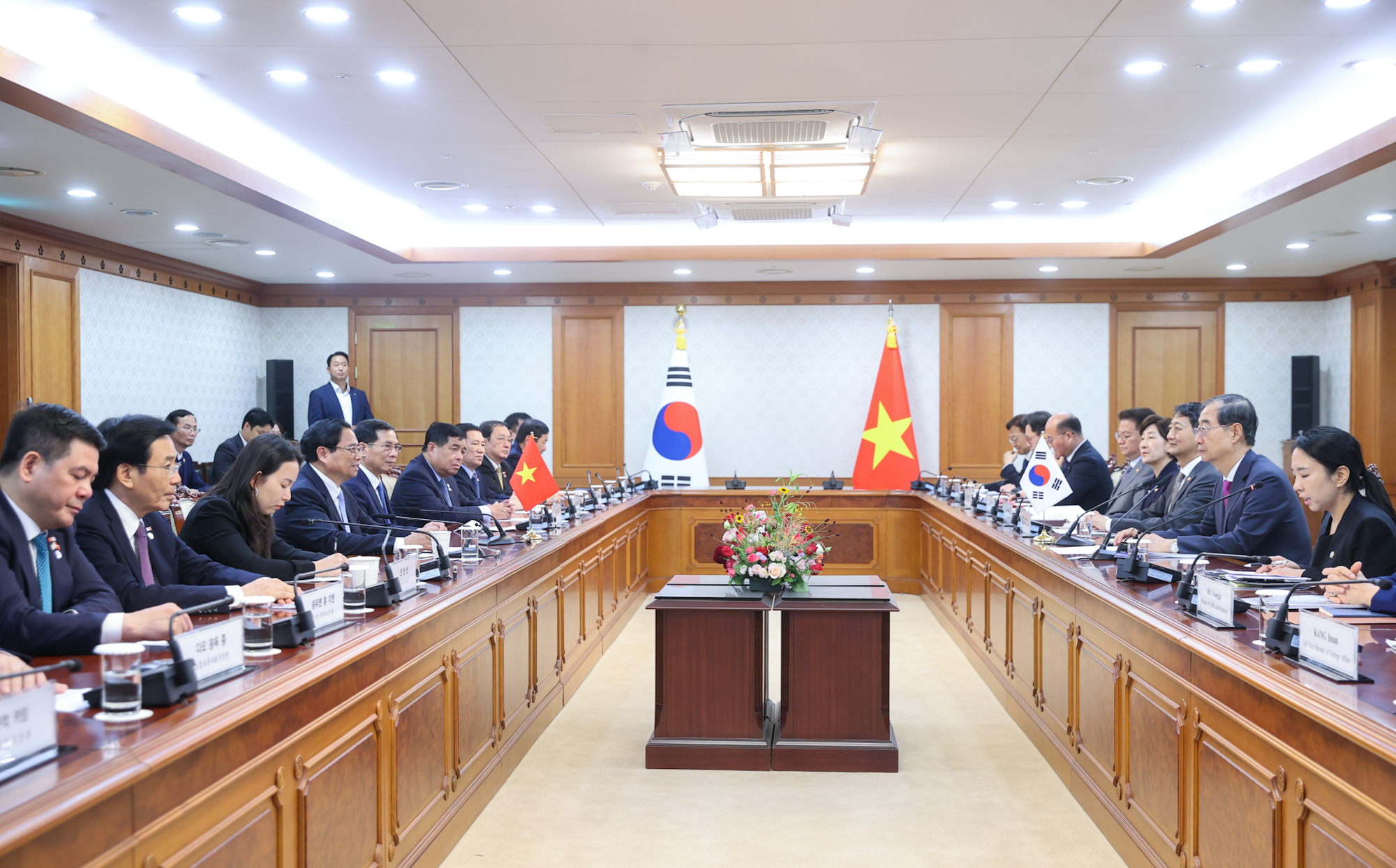 Thủ tướng Chính phủ Phạm Minh Chính hội đàm với Thủ tướng Hàn Quốc Han Duck Soo - Ảnh: VGP/Nhật Bắc