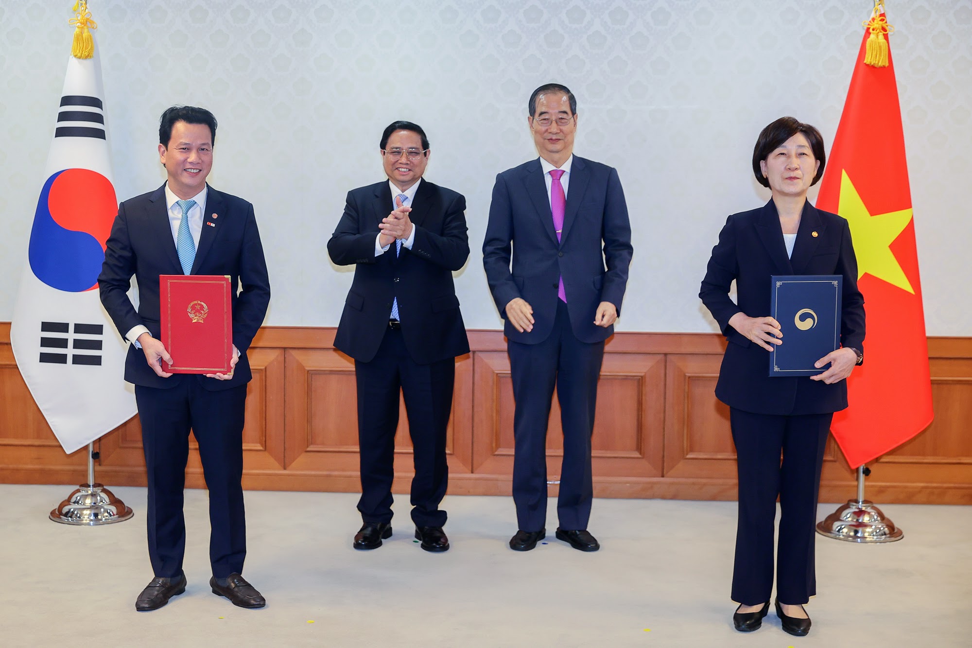 Thủ tướng Phạm Minh Chính và Thủ tướng Hàn Quốc Han Duck Soo chứng kiến trao Bản ghi nhớ về hợp tác thành lập dự án Khu công nghiệp tái chế tài nguyên giữa Bộ Tài nguyên và Môi trường Việt Nam và Bộ Môi trường Hàn Quốc - Ảnh VGP/Nhật Bắc