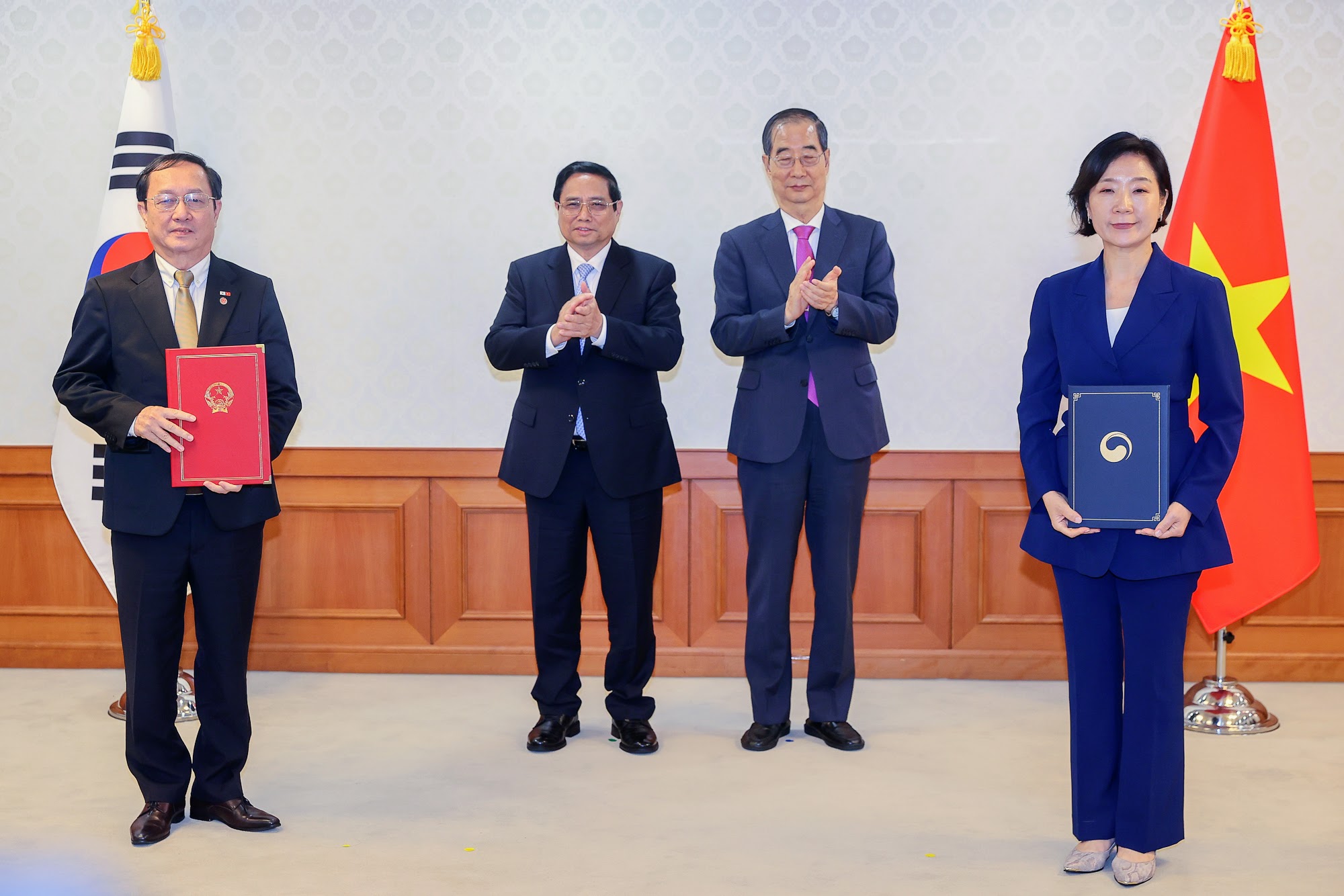 Thủ tướng Phạm Minh Chính và Thủ tướng Hàn Quốc Han Duck Soo chứng kiến trao Bản ghi nhớ về hợp tác phát triển và trao đổi hệ sinh thái khởi nghiệp giữa Bộ Khoa học và Công nghệ Việt Nam và Bộ Doanh nghiệp nhỏ và vừa và khởi nghiệp Hàn Quốc - Ảnh: VGP/Nhật Bắc