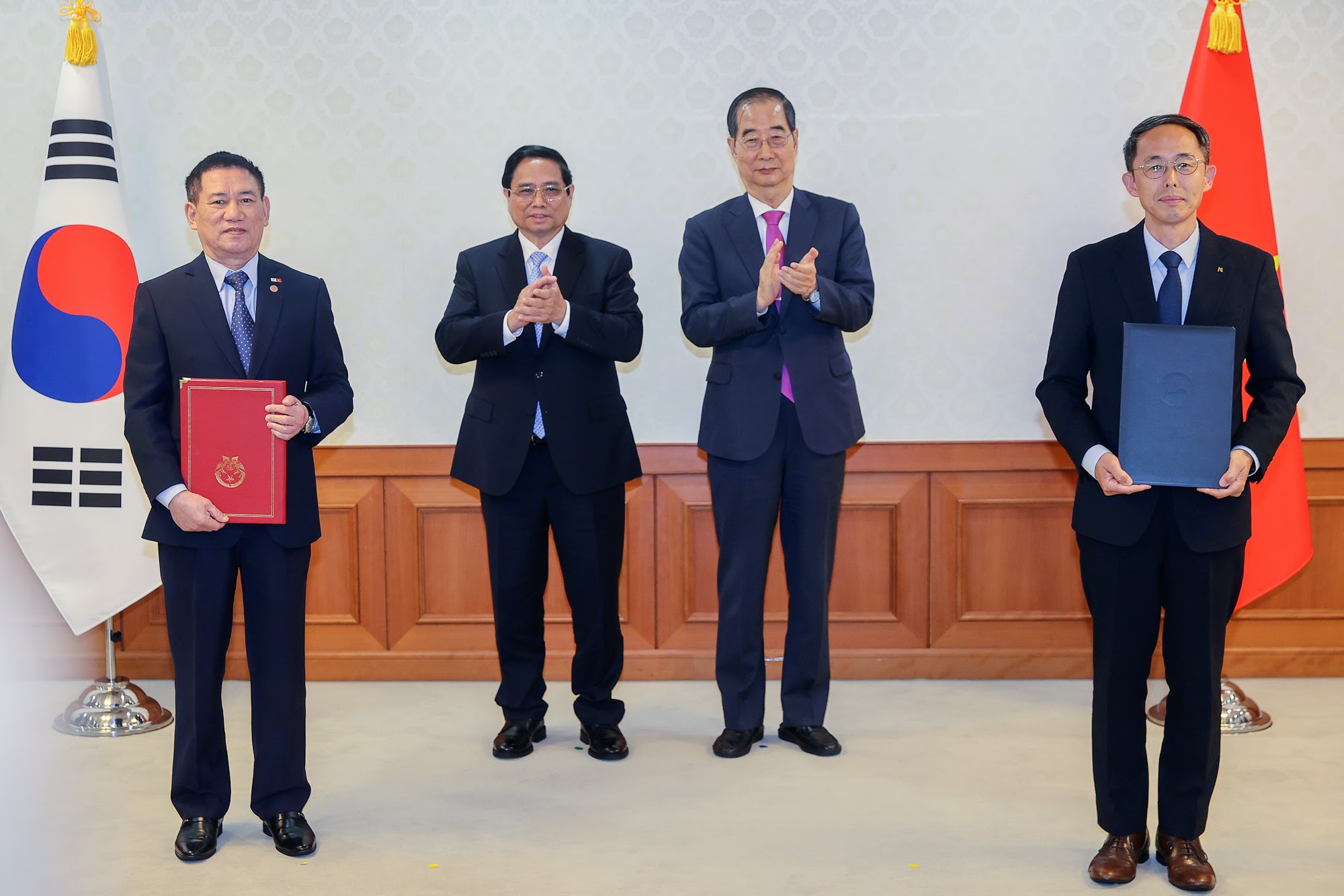 Thủ tướng Phạm Minh Chính và Thủ tướng Hàn Quốc Han Duck Soo chứng kiến trao Thỏa thuận vay đầu tư xây dựng công trình đường cao tốc Mỹ An- Cao Lãnh giai đoạn 1 giữa Bộ Tài chính và Ngân hàng XNK Hàn Quốc - Ảnh: VGP/Nhật Bắc