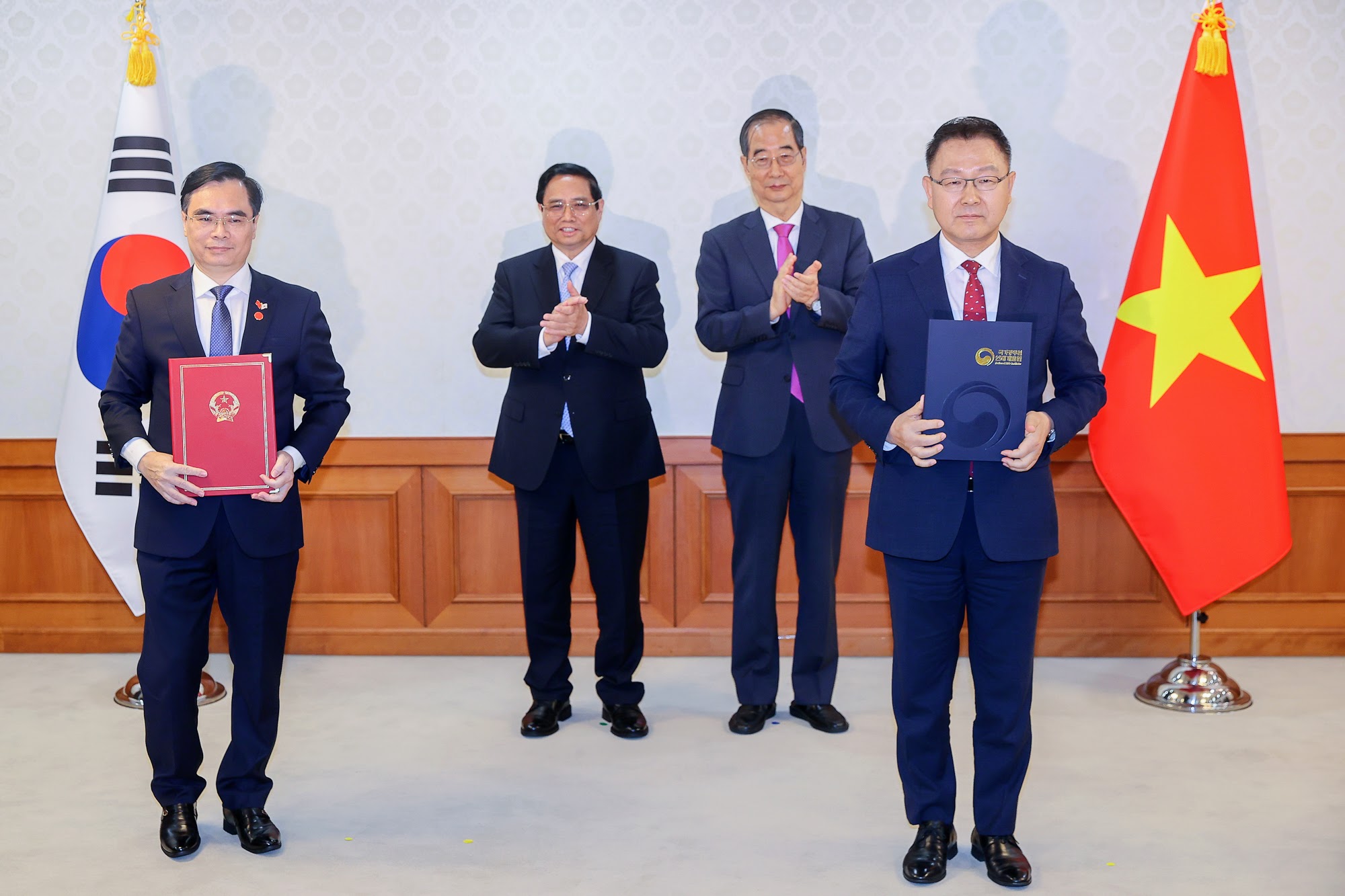 Thủ tướng Phạm Minh Chính và Thủ tướng Hàn Quốc Han Duck Soo chứng kiến trao Bản ghi nhớ giữa Học viện Chính trị quốc gia Hồ Chí Minh và Viện Nhân lực quốc gia Hàn Quốc - Ảnh: VGP/Nhật Bắc