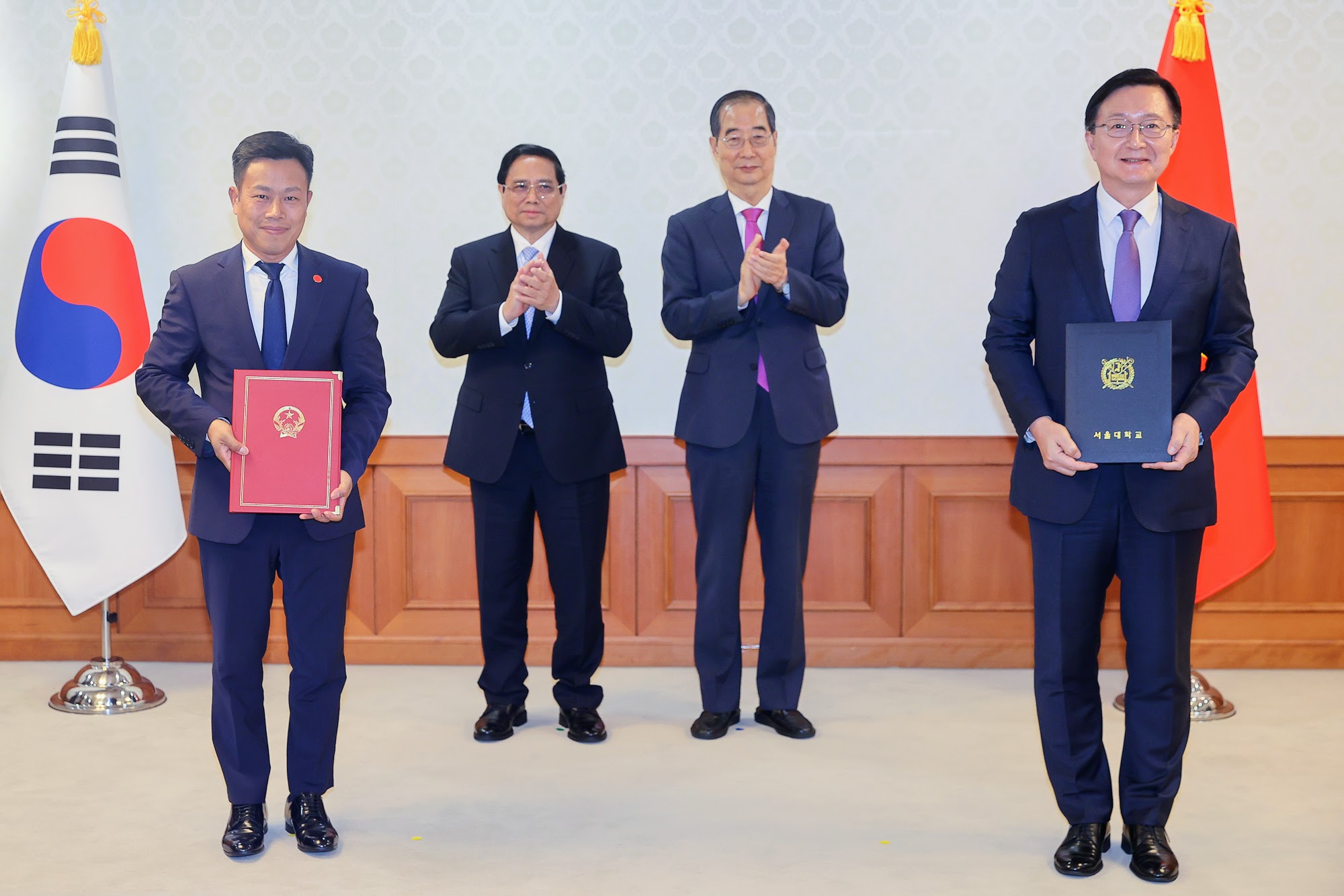 Thủ tướng Phạm Minh Chính và Thủ tướng Hàn Quốc Han Duck Soo chứng kiến trao Bản ghi nhớ hợp tác giữa ĐH quốc gia Hà Nội Việt Nam và ĐH Quốc gia Seoul Hàn Quốc - Ảnh: VGP/Nhật Bắc