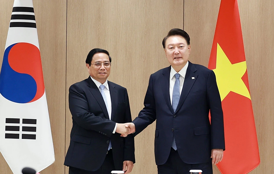Thủ tướng Phạm Minh Chính và Tổng thống Hàn Quốc Yoon Suk Yeol - Ảnh: VGP/Nhật Bắc