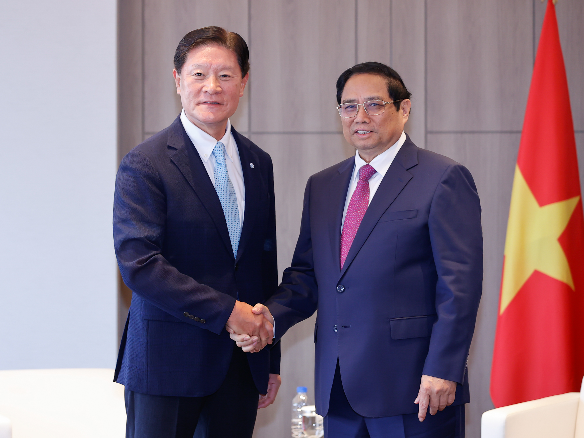 Thủ tướng tiếp ông Huh Yoon Hong, Chủ tịch và ông Huh Myung-soo, Cố vấn cấp cao tập đoàn GS Engineering & Construction Corp - Ảnh: VGP/Nhật Bắc