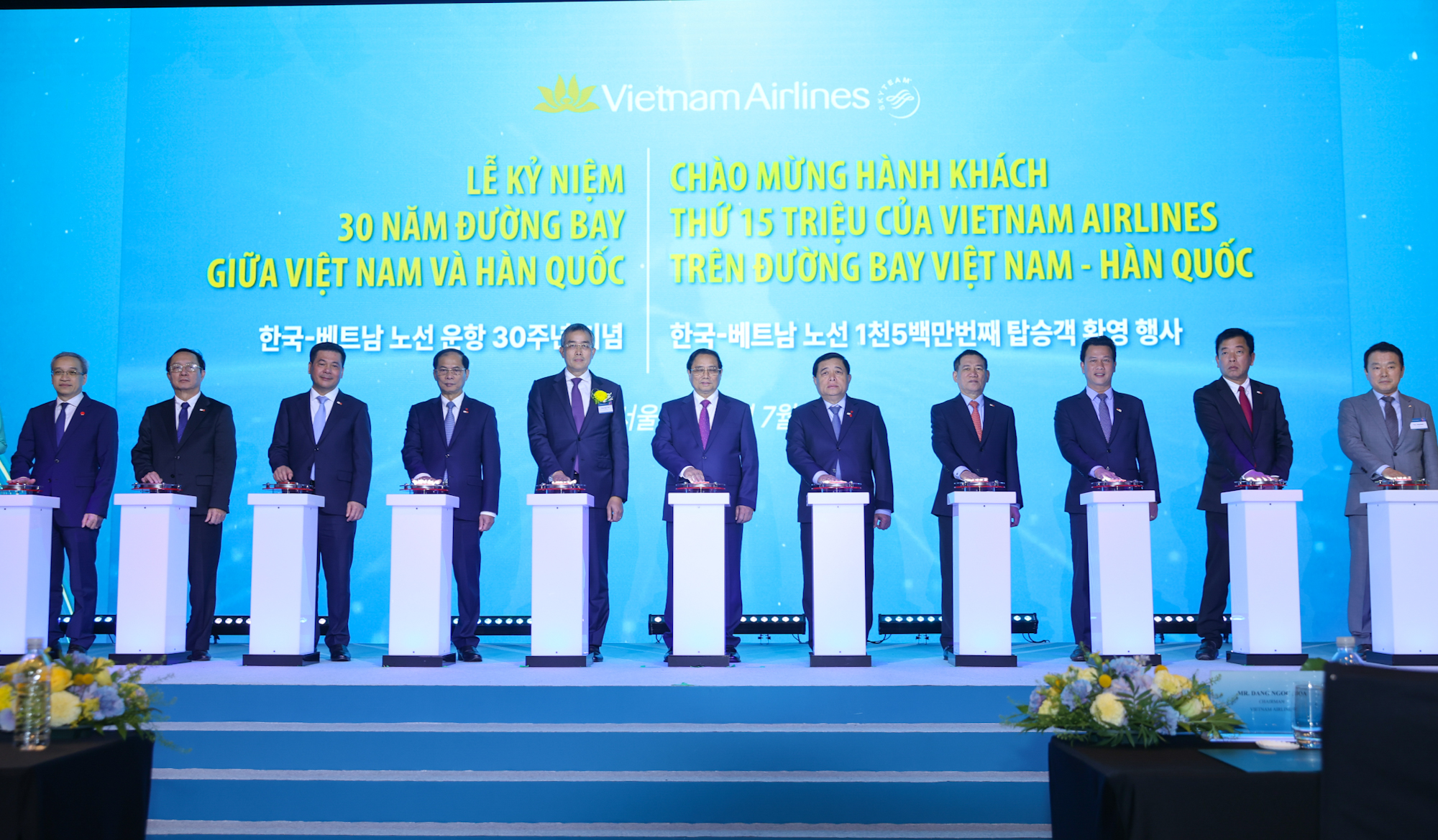 Thủ tướng Phạm Minh Chính dự lễ kỷ niệm 30 năm đường bay thẳng và chào đón hành khách thứ 15 triệu trên đường bay Việt Nam - Hàn Quốc của hãng hàng không Vietnam Airlines - Ảnh: VGP/Nhật Bắc