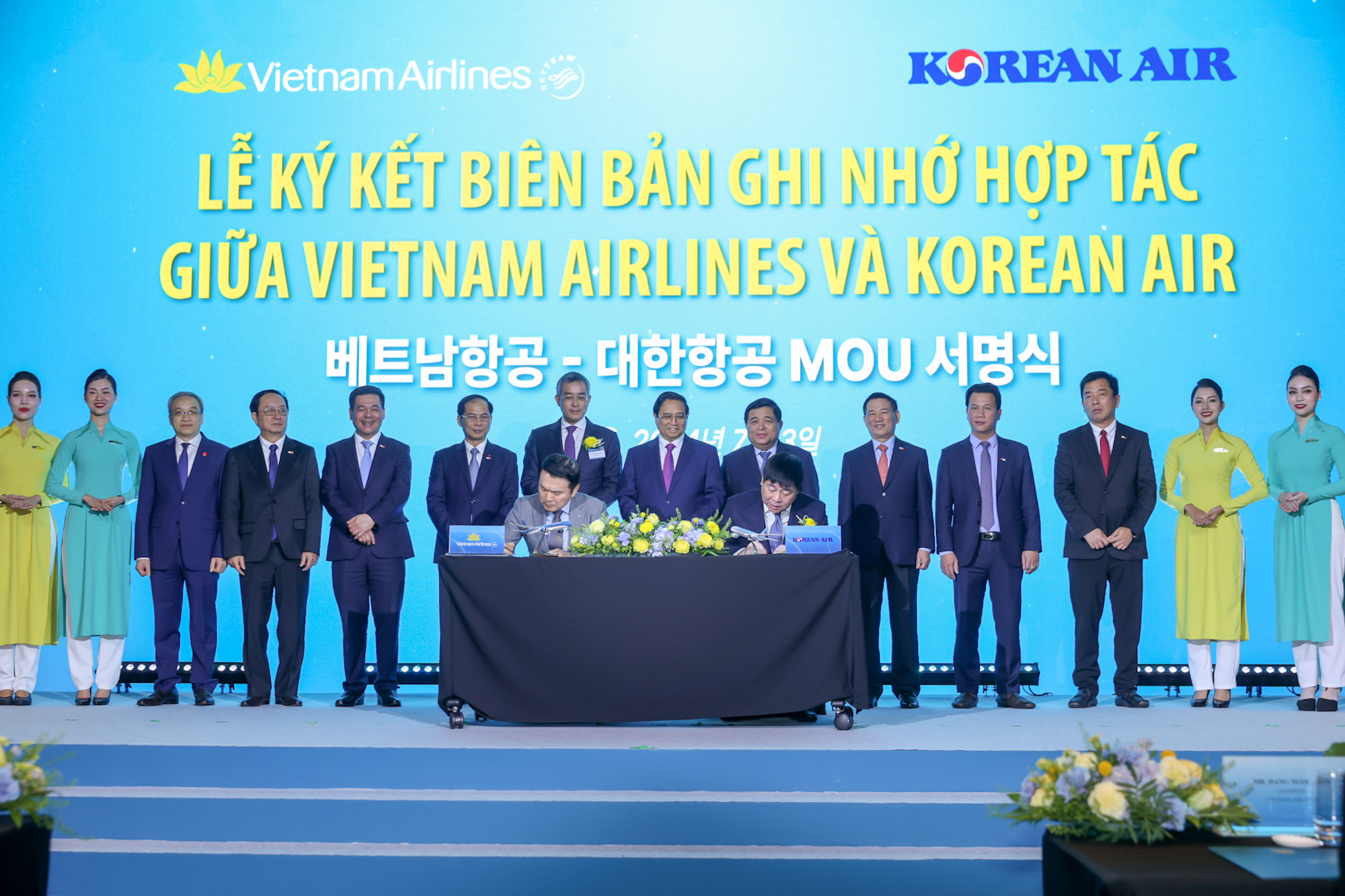Trong khuôn khổ chuyến thăm của Thủ tướng Phạm Minh Chính tới hàn Quốc, Vietnam Airlines ký kết Biên bản ghi nhớ hợp tác với Korean Air và 04 công ty du lịch tại Hàn Quốc - Ảnh: VGP/Nhật Bắc