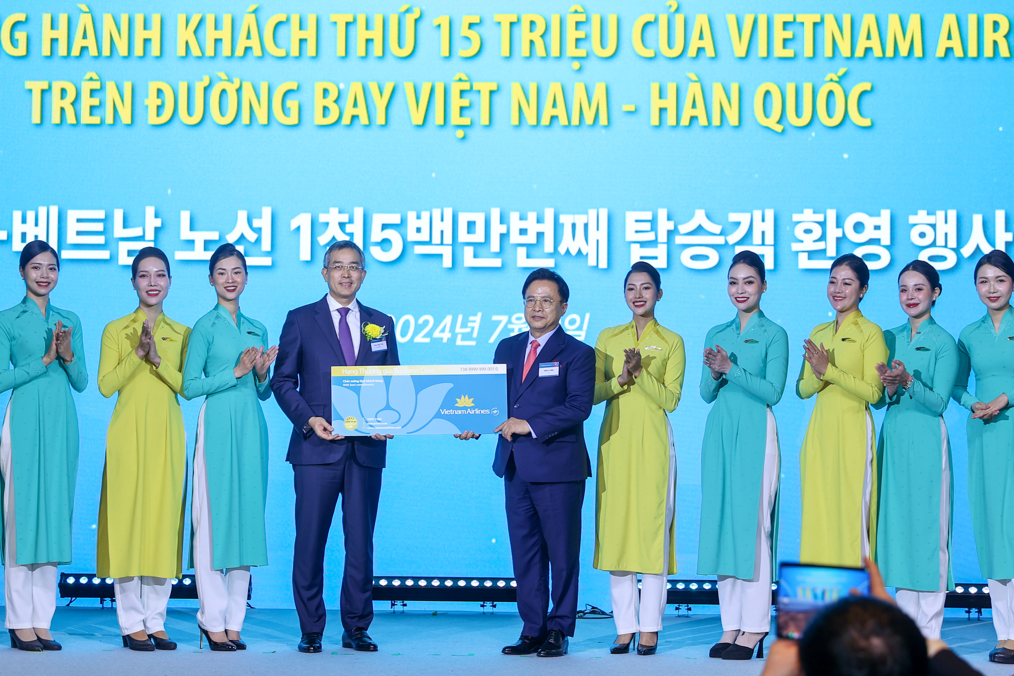 Chào đón hành khách thứ 15 triệu giữa Việt Nam và Hàn Quốc của hãng hàng không Vietnam Airlines - Ảnh: VGP/Nhật Bắc