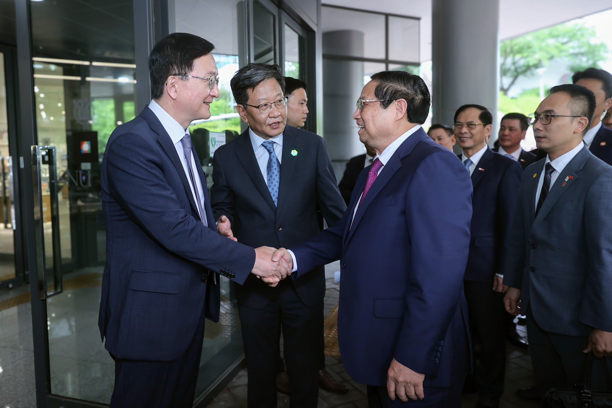 Giáo sư Ryu Hong Lim, Giám đốc Đại học Quốc gia Seoul đón Thủ tướng Chính phủ Phạm Minh Chính - Ảnh: VGP/Nhật Bắc