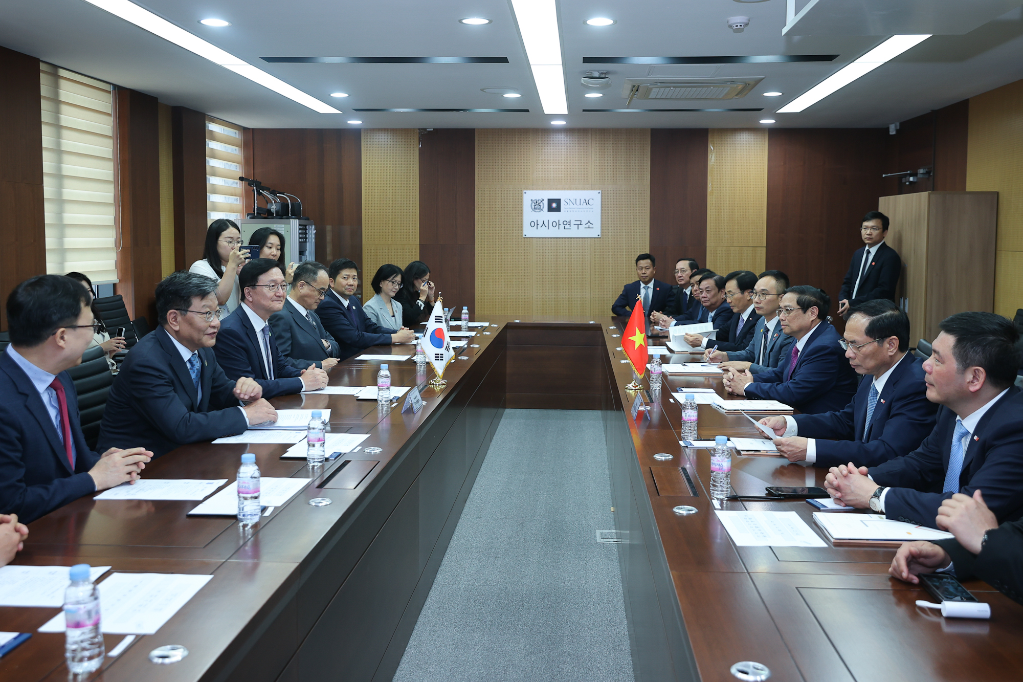 Thủ tướng và đoàn đại biểu Việt Nam gặp Lãnh đạo Đại học Quốc gia Seoul - Ảnh: VGP/Nhật Bắc