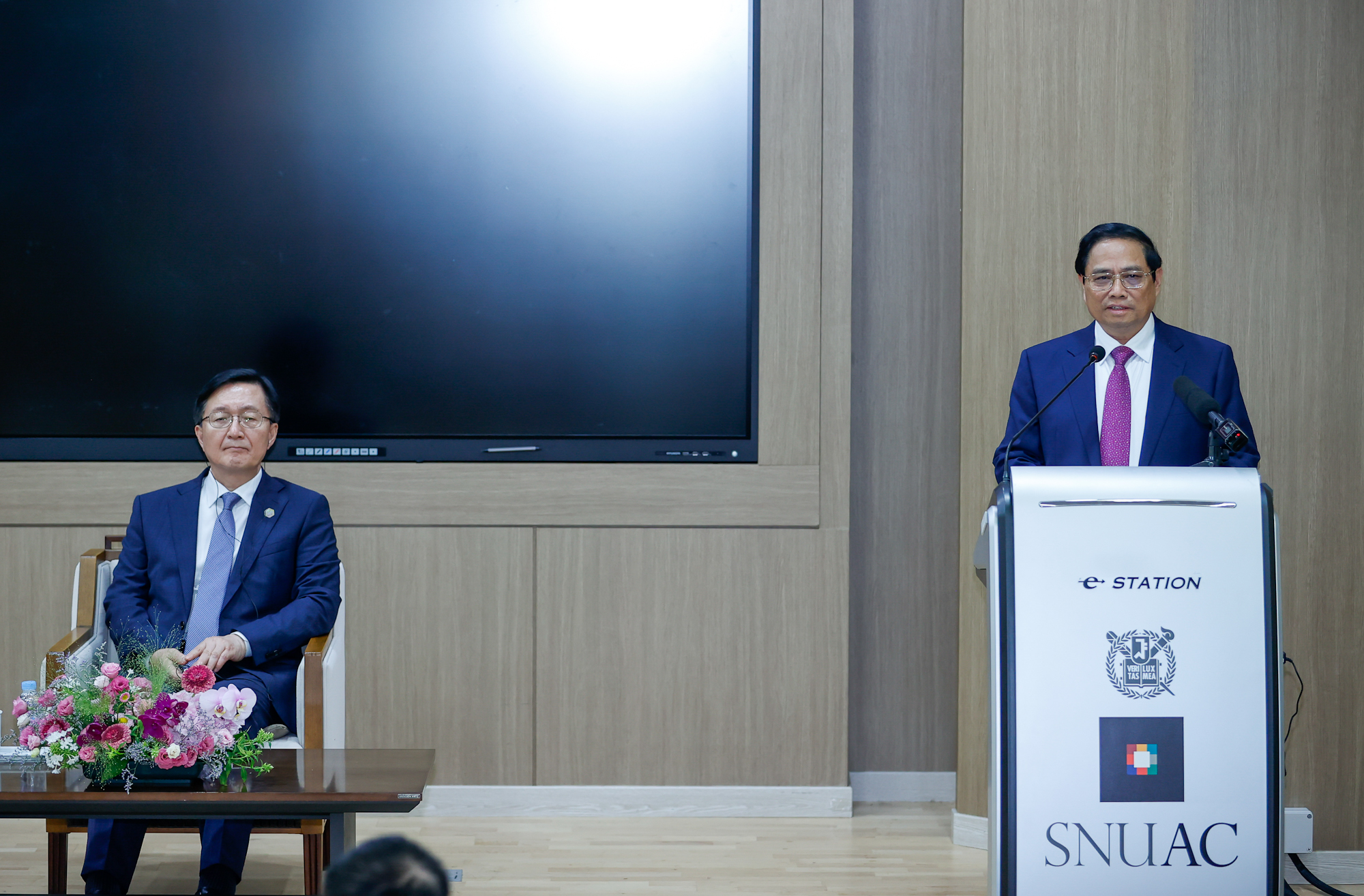 Thủ tướng bày tỏ ấn tượng về lịch sử, bề dày và thành tựu của Đại học Quốc gia Seoul, nơi đào tạo nhiều chuyên ngành nhất và có tỉ lệ sinh viên ra trường có việc làm cao nhất - Ảnh: VGP/Nhật Bắc