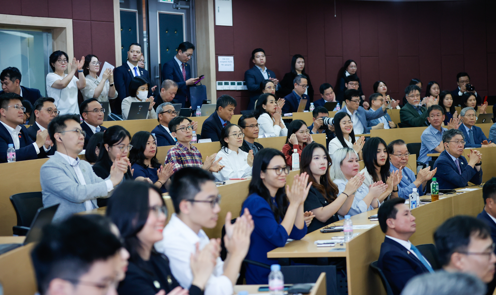 Tham dự sự kiện có các thành viên đoàn đại biểu Việt Nam, các giáo sư, nghiên cứu sinh và sinh viên - Ảnh: VGP/Nhật Bắc