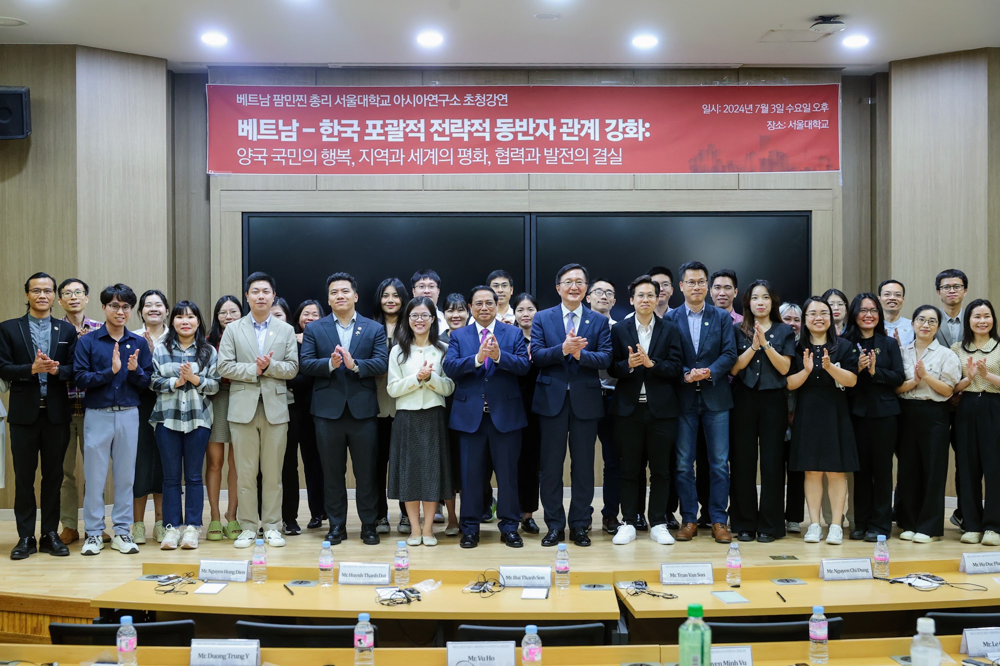 Thủ tướng chụp ảnh lưu niệm khi đến thăm Đại học Quốc gia Seoul Hàn Quốc - Ảnh: VGP/Nhật Bắc