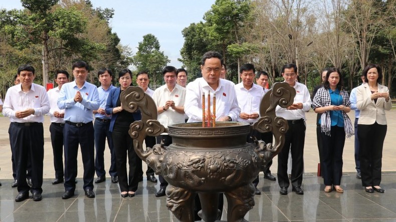 Chủ tịch Quốc hội Trần Thanh Mẫn dâng hương, dâng hoa tại khu Di tích Quốc gia đặc biệt Bộ Chỉ huy miền Tà Thiết. (Ảnh: Nhật Bình/TTXVN)
