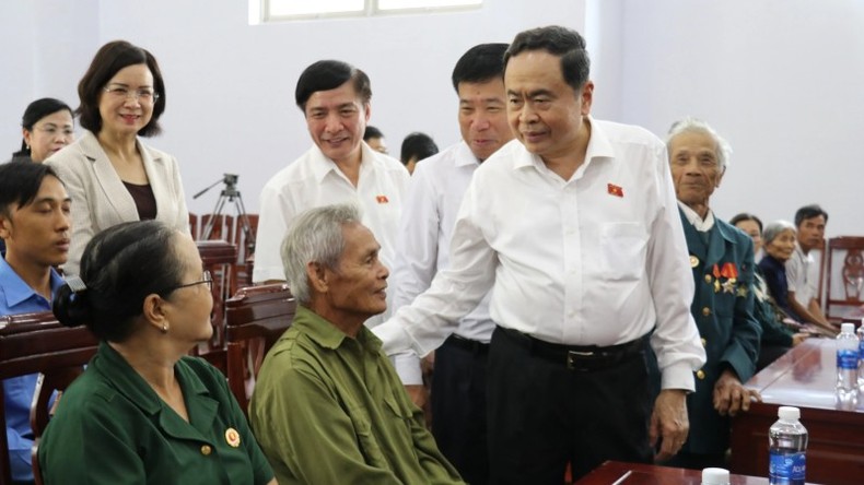 Chủ tịch Quốc hội Trần Thanh Mẫn hỏi thăm các hộ gia đình chính sách, có công với cách mạng nhân kỷ niệm 77 năm Ngày Thương binh-Liệt sĩ. (Ảnh: Nhật Bình/TTXVN)