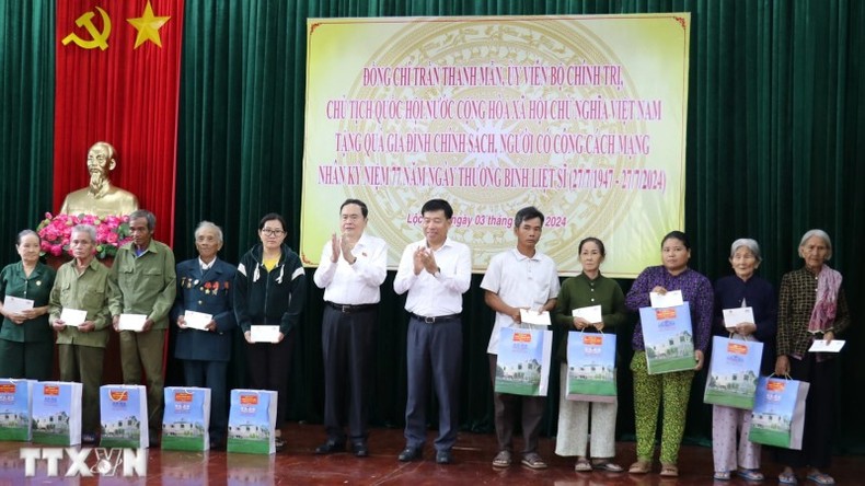 Chủ tịch Quốc hội Trần Thanh Mẫn trao quà cho các hộ gia đình chính sách, có công với cách mạng nhân kỷ niệm 77 năm Ngày Thương binh-Liệt sĩ. (Ảnh: Nhật Bình/TTXVN)