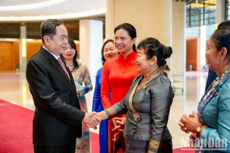 Chủ tịch Quốc hội Trần Thanh Mẫn với các đại biểu Hội phụ nữ và nữ doanh nhân Campuchia và Lào. (Ảnh Duy Linh)