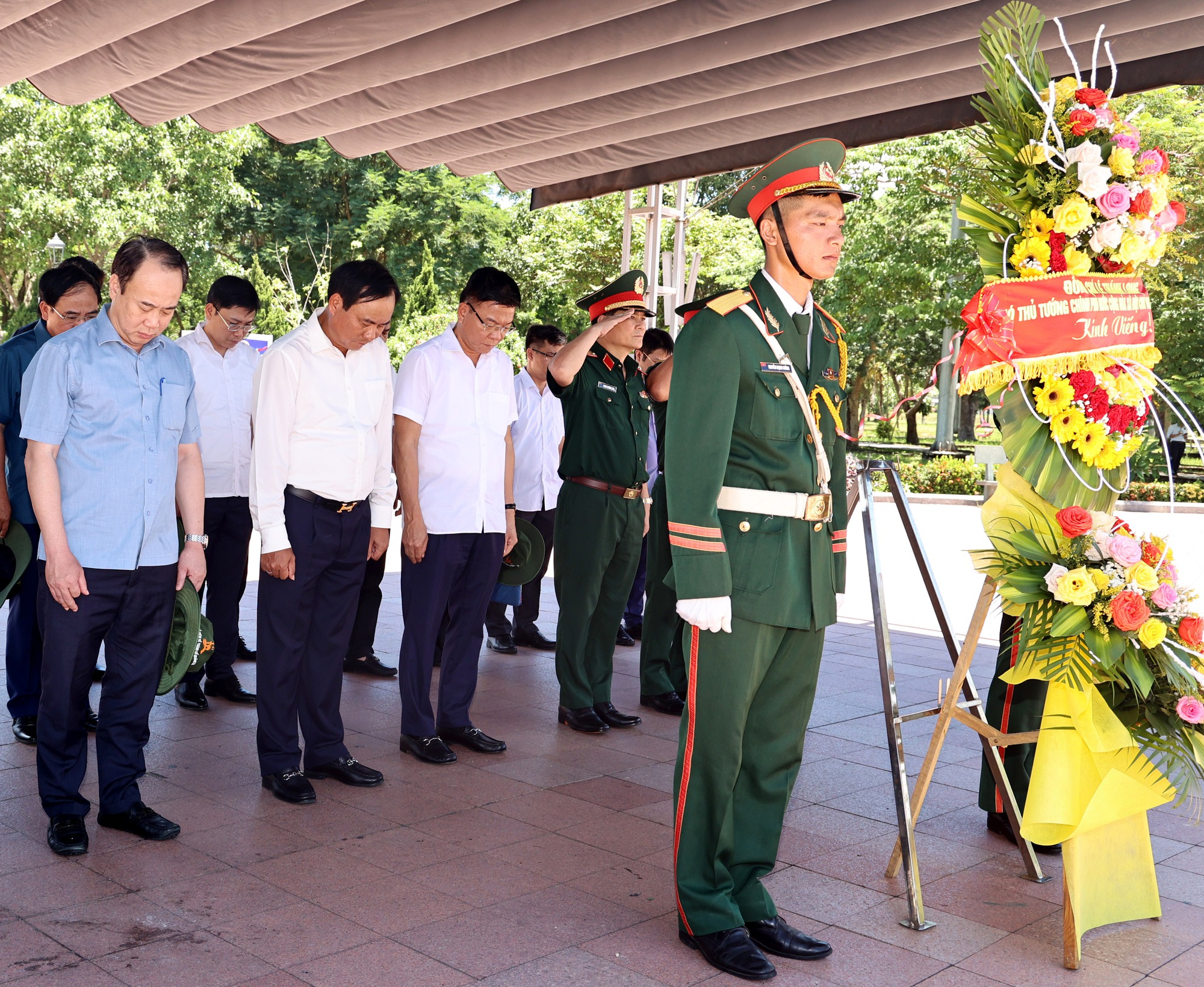 Tại Thành cổ Quảng Trị, Phó Thủ tướng Lê Thành Long và đoàn công tác đã dành phút mặc niệm, tưởng nhớ công lao của các Anh hùng liệt sĩ đã hy sinh xương máu vì độc lập dân tộc, vì hạnh phúc của nhân dân - Ảnh VGP/Đức Tuân