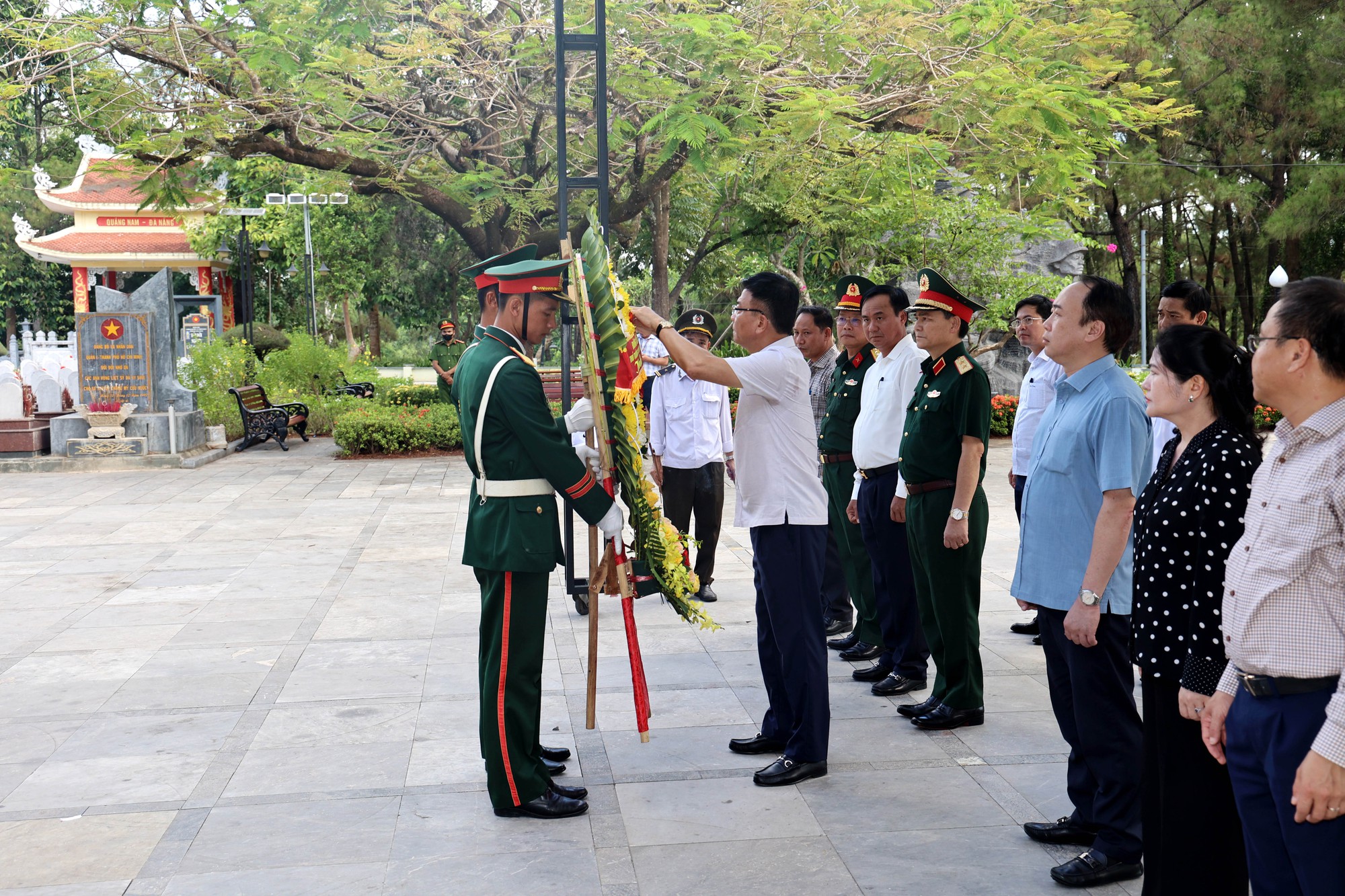 Phó Thủ tướng Lê Thành Long dâng hương tại Nghĩa trang Trường Sơn – Ảnh VGP/Đức Tuân