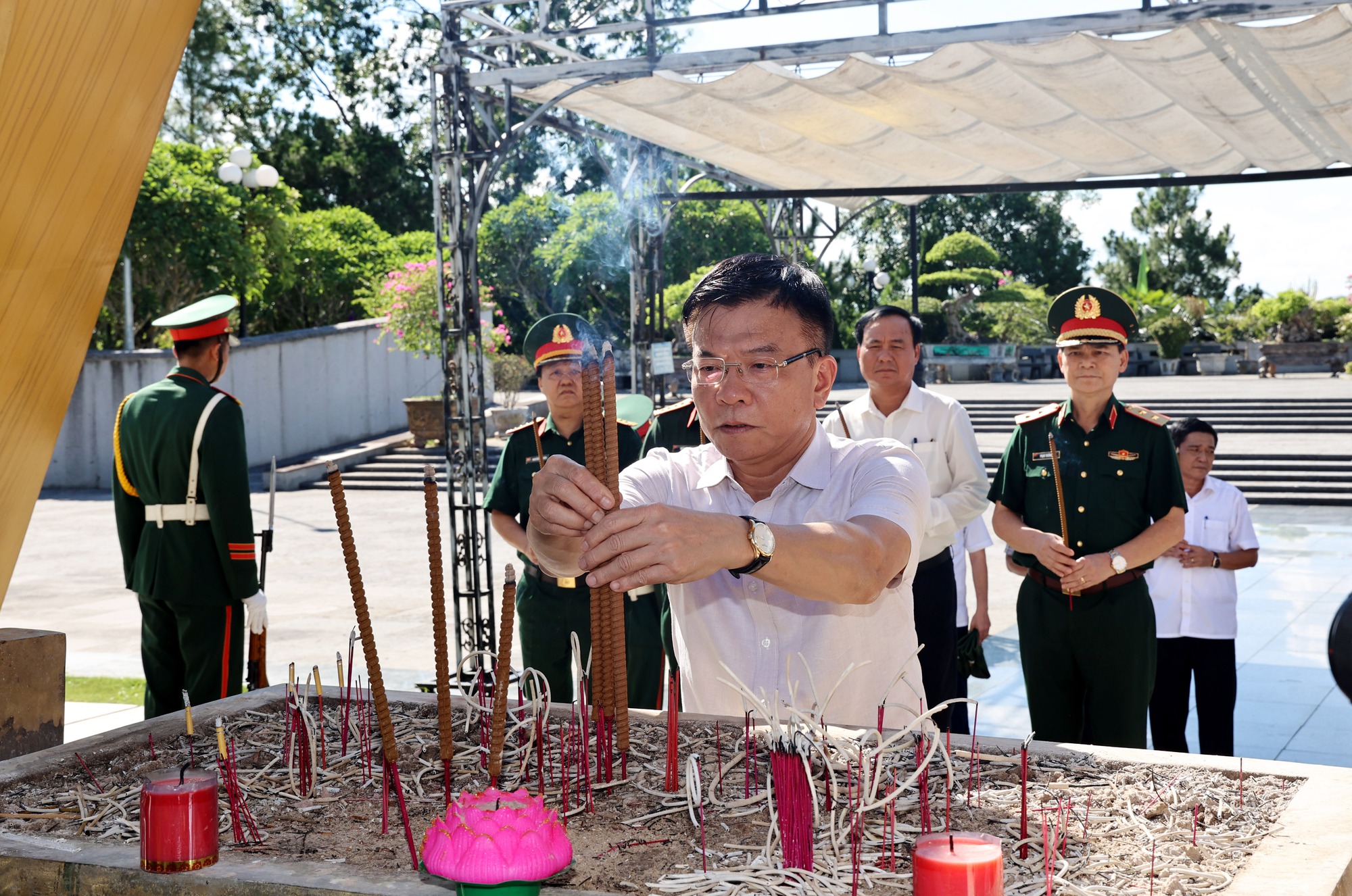 Phó Thủ tướng Lê Thành Long dâng hương tưởng niệm các Anh hùng liệt sĩ tại Nghĩa trang Đường 9 - Ảnh VGP/Đức Tuân