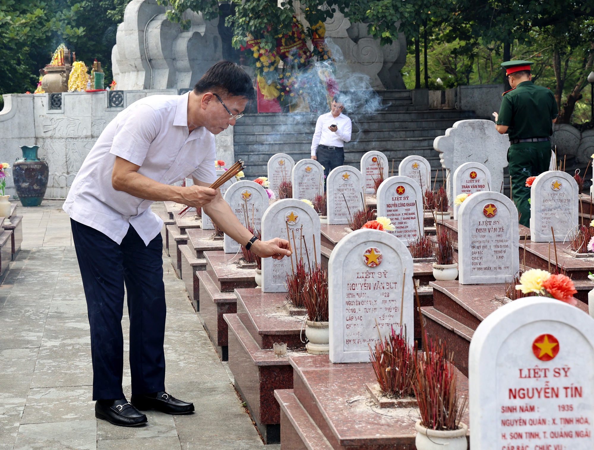 Phó Thủ tướng Lê Thành Long cùng các thành viên trong đoàn đã kính cẩn thắp hương tại những ngôi mộ của các liệt sĩ - Ảnh VGP/Đức Tuân