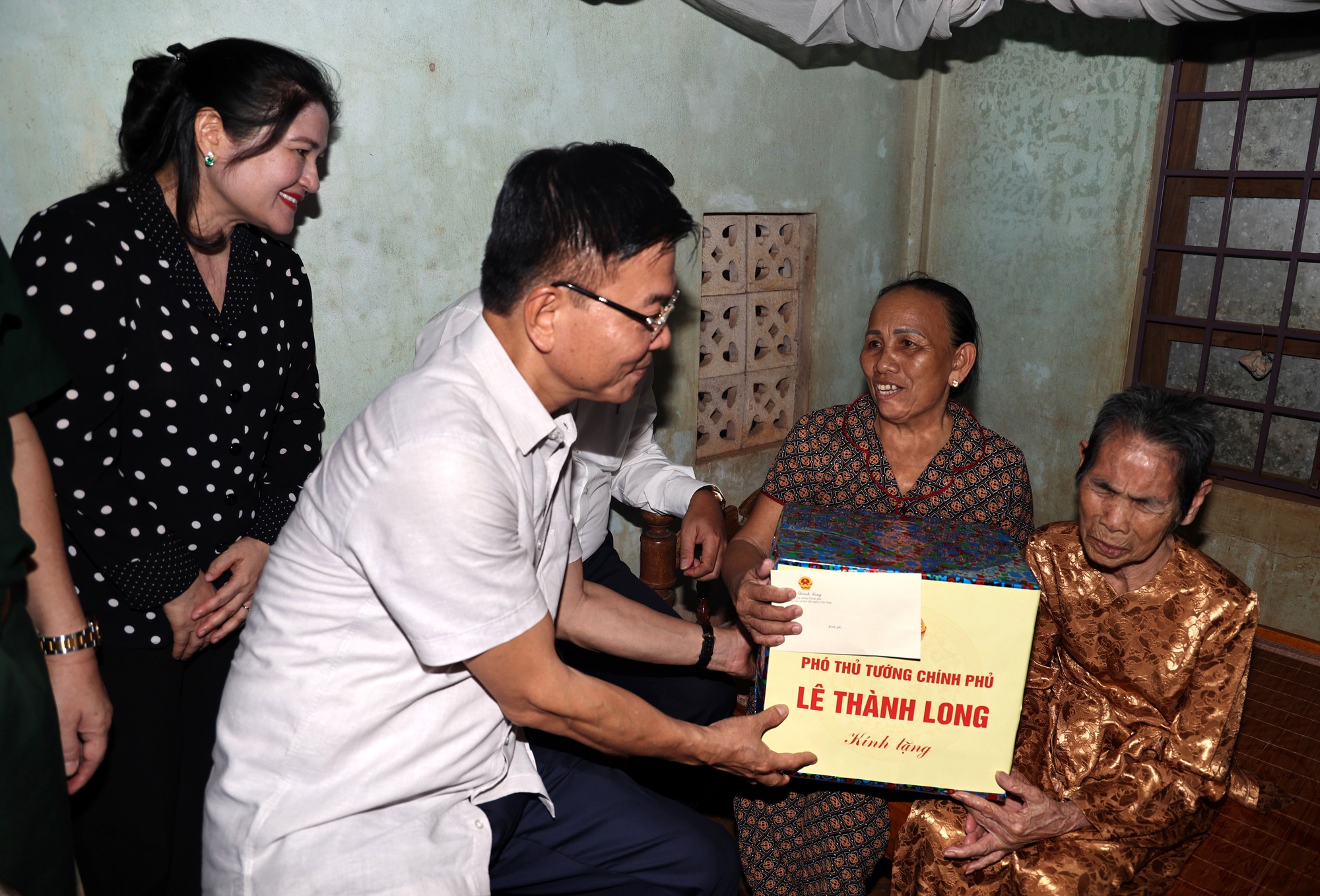 Phó Thủ tướng Lê Thành Long tặng quà, động viên gia đình Mẹ Việt Nam Anh hùng Nguyễn Thị Nậy - Ảnh VGP/Đức Tuân